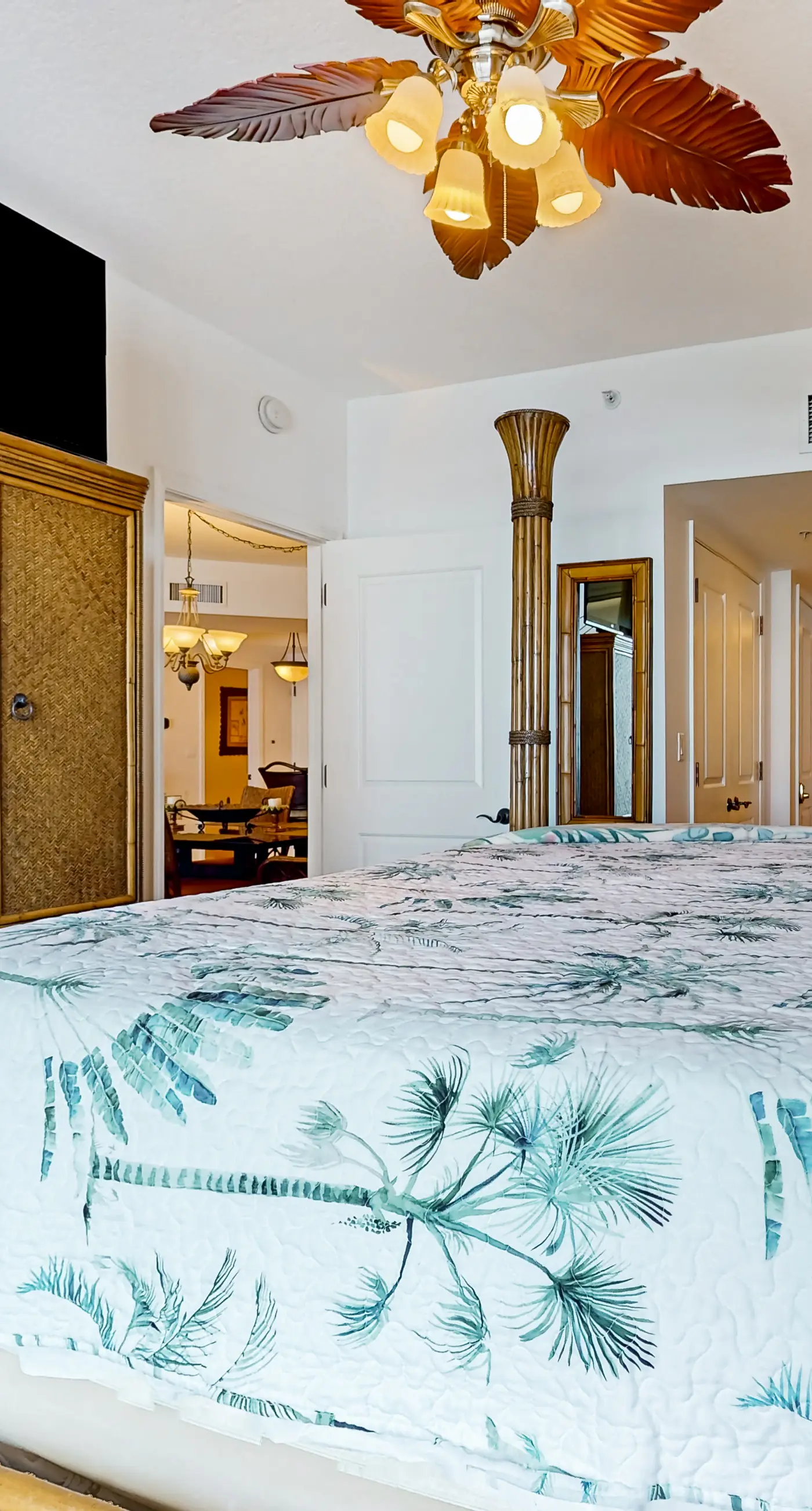 Waterfront condo with WiFi, washer/dryer, pools, fitness room, & beach access