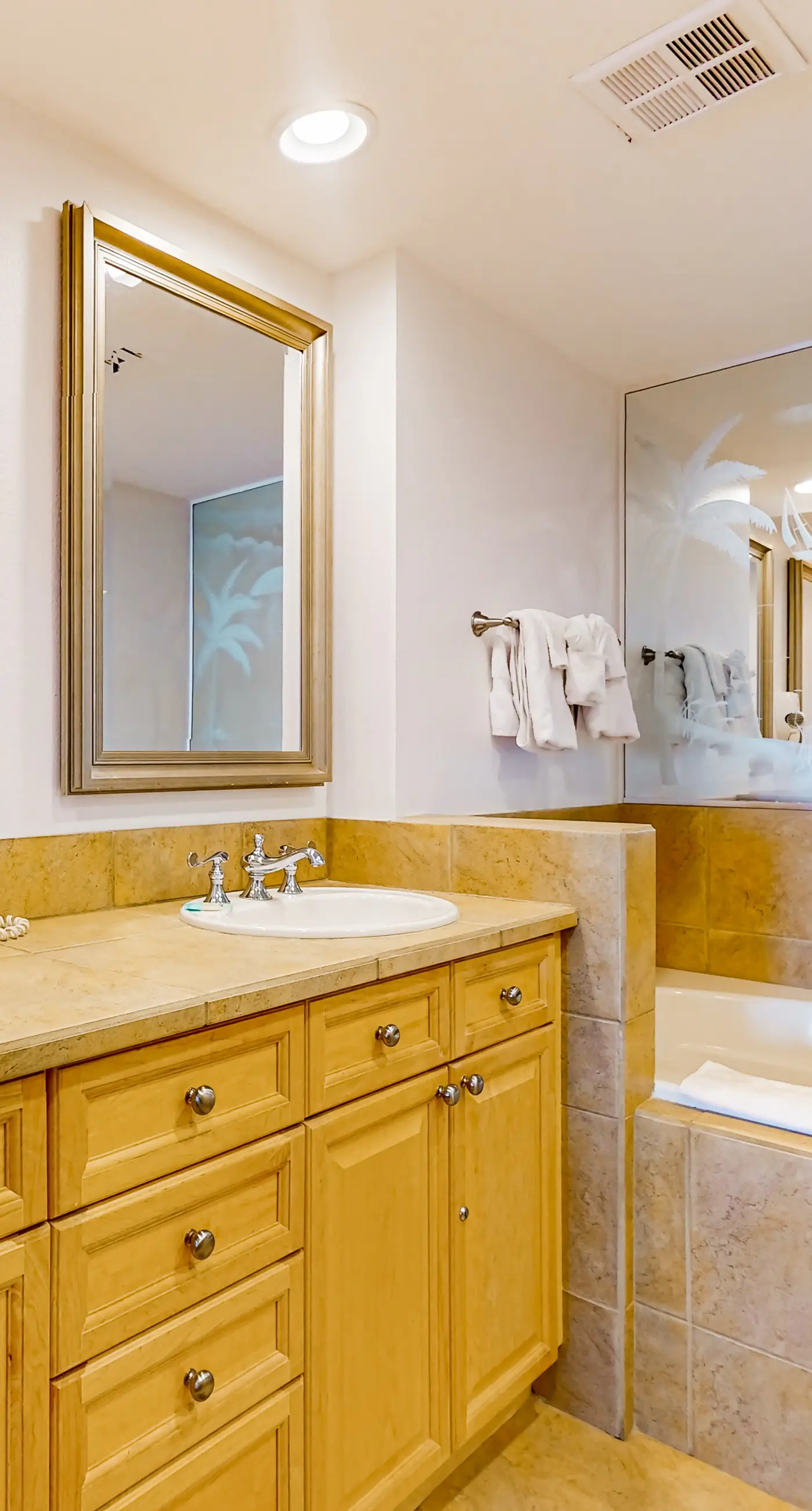 Waterfront condo with WiFi, washer/dryer, pools, fitness room, & beach access