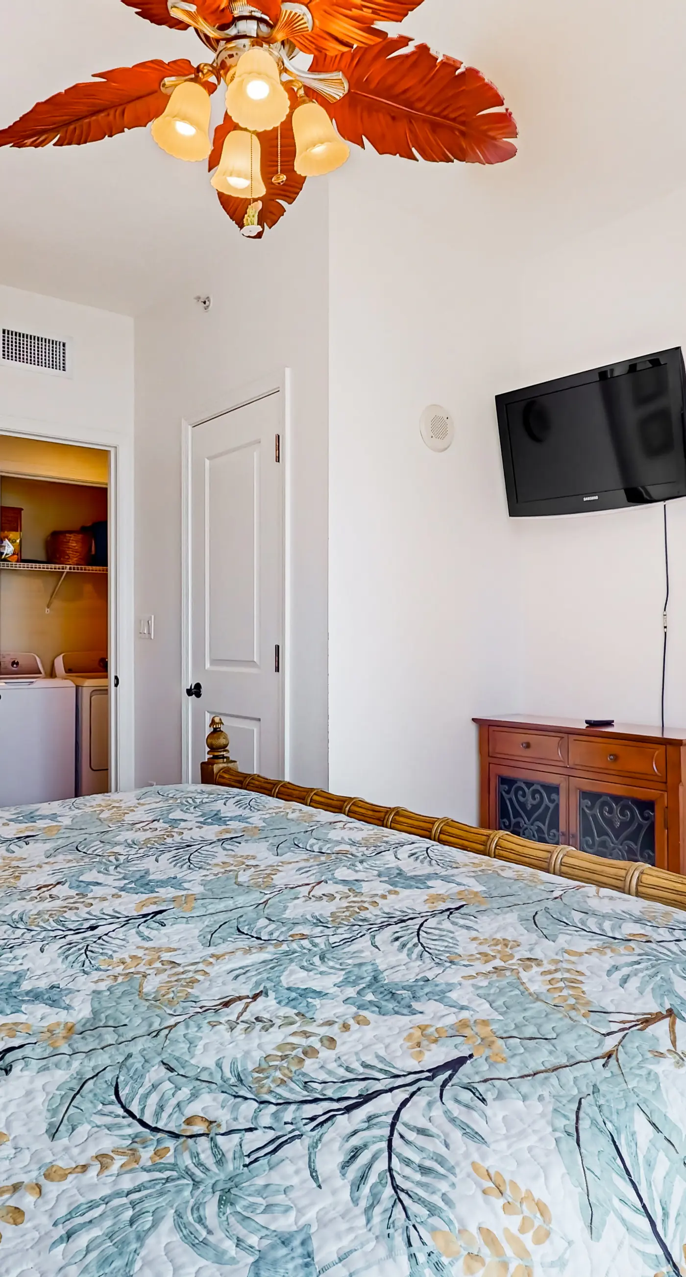 Waterfront condo with WiFi, washer/dryer, pools, fitness room, & beach access