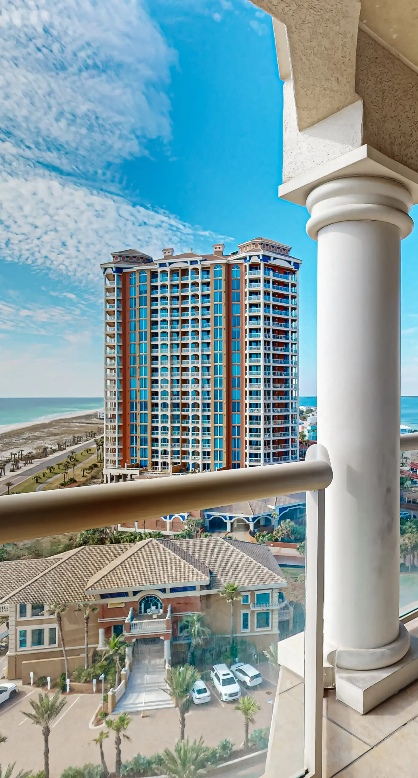 Waterfront condo with WiFi, washer/dryer, pools, fitness room, & beach access