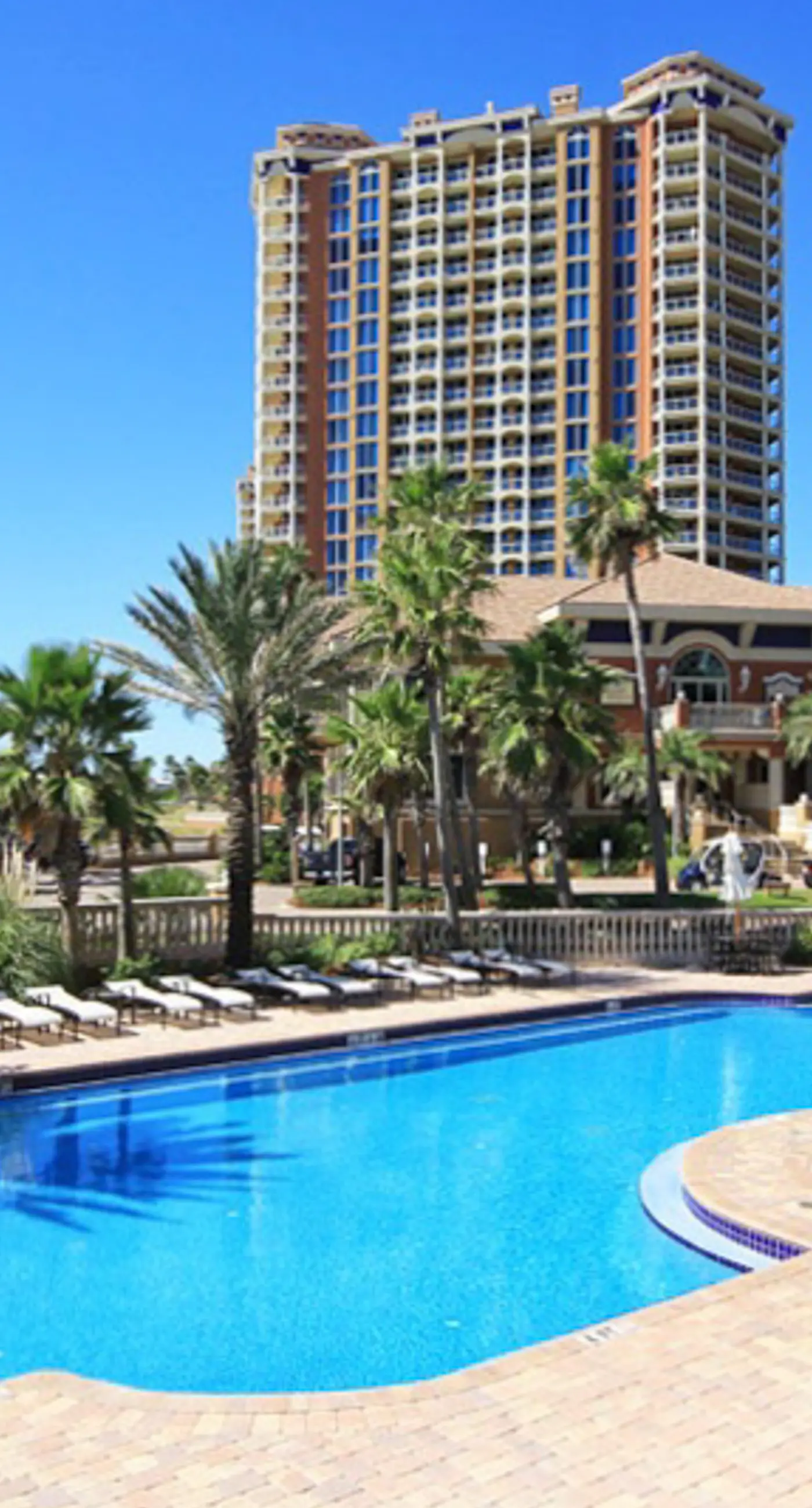 Waterfront condo with WiFi, washer/dryer, pools, fitness room, & beach access