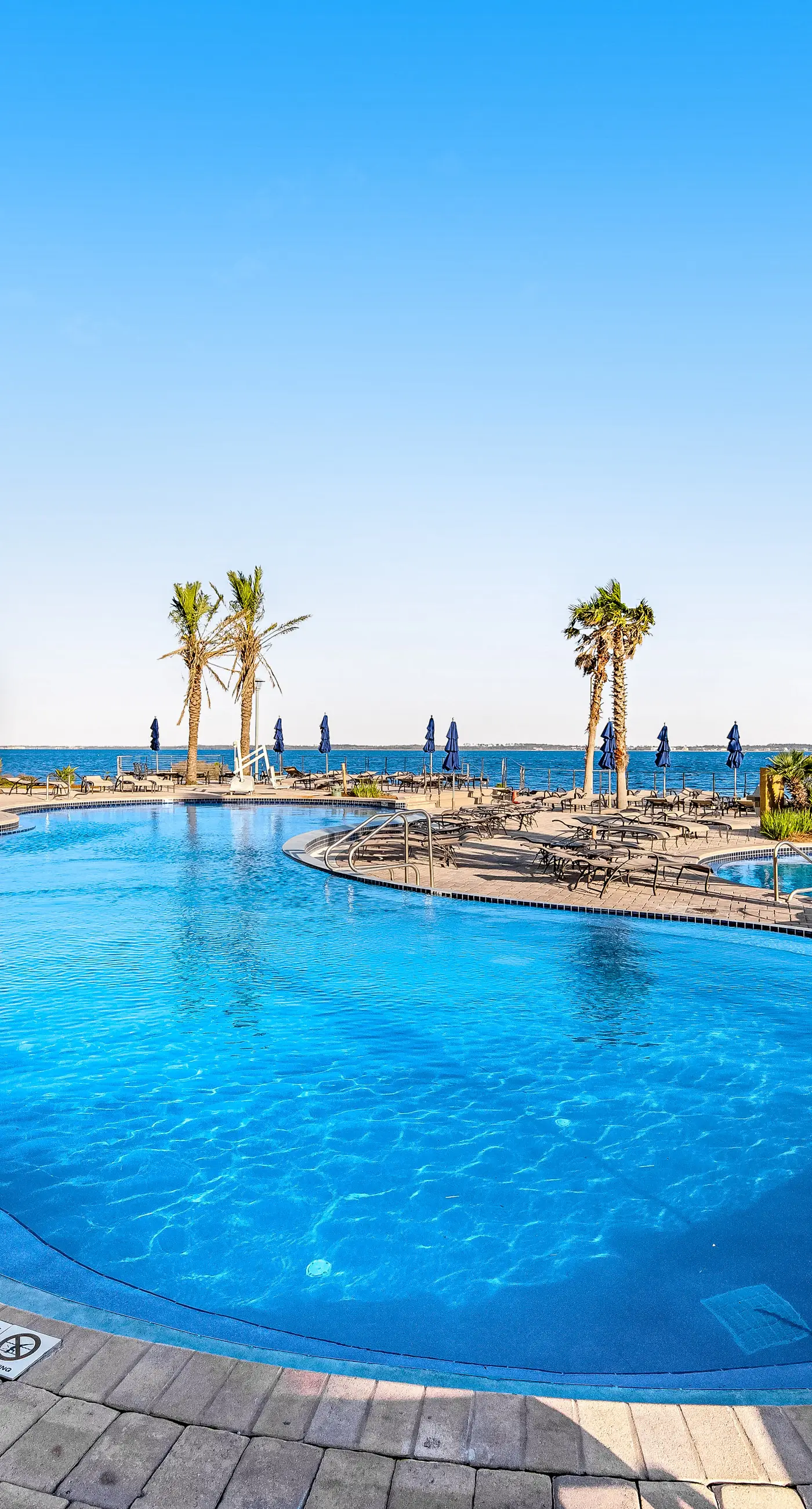 Waterfront condo with WiFi, washer/dryer, pools, fitness room, & beach access