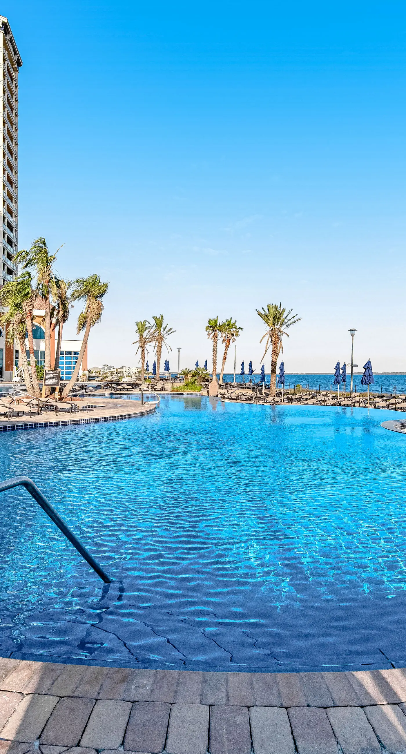 Waterfront condo with WiFi, washer/dryer, pools, fitness room, & beach access