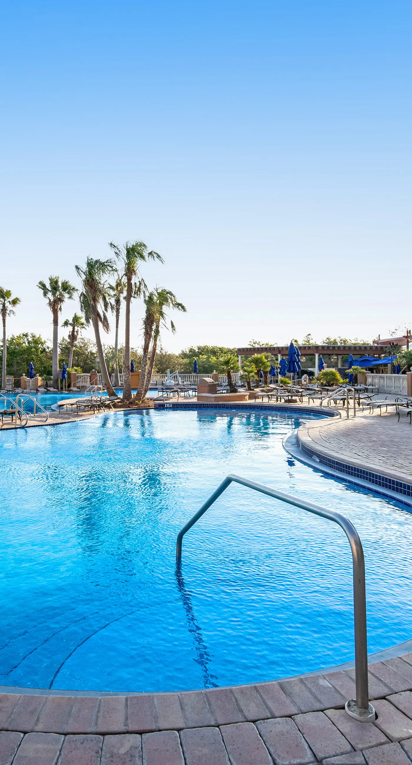 Waterfront condo with WiFi, washer/dryer, pools, fitness room, & beach access