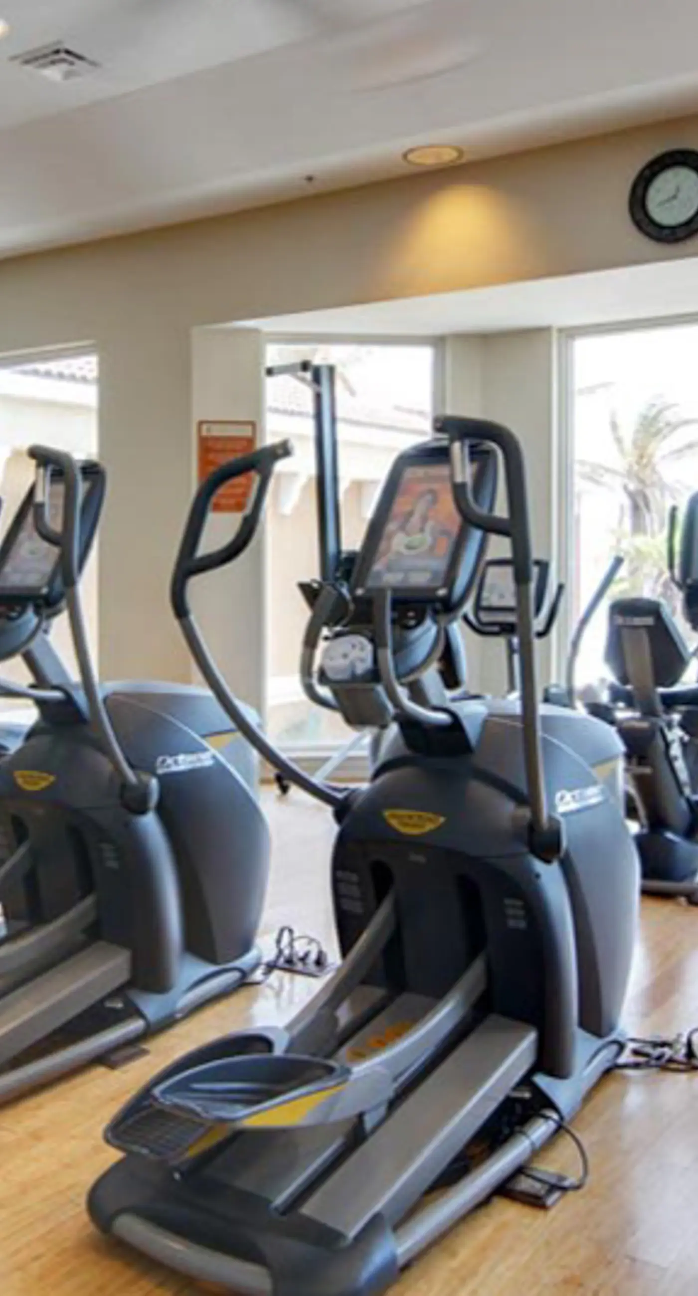 Waterfront condo with WiFi, washer/dryer, pools, fitness room, & beach access