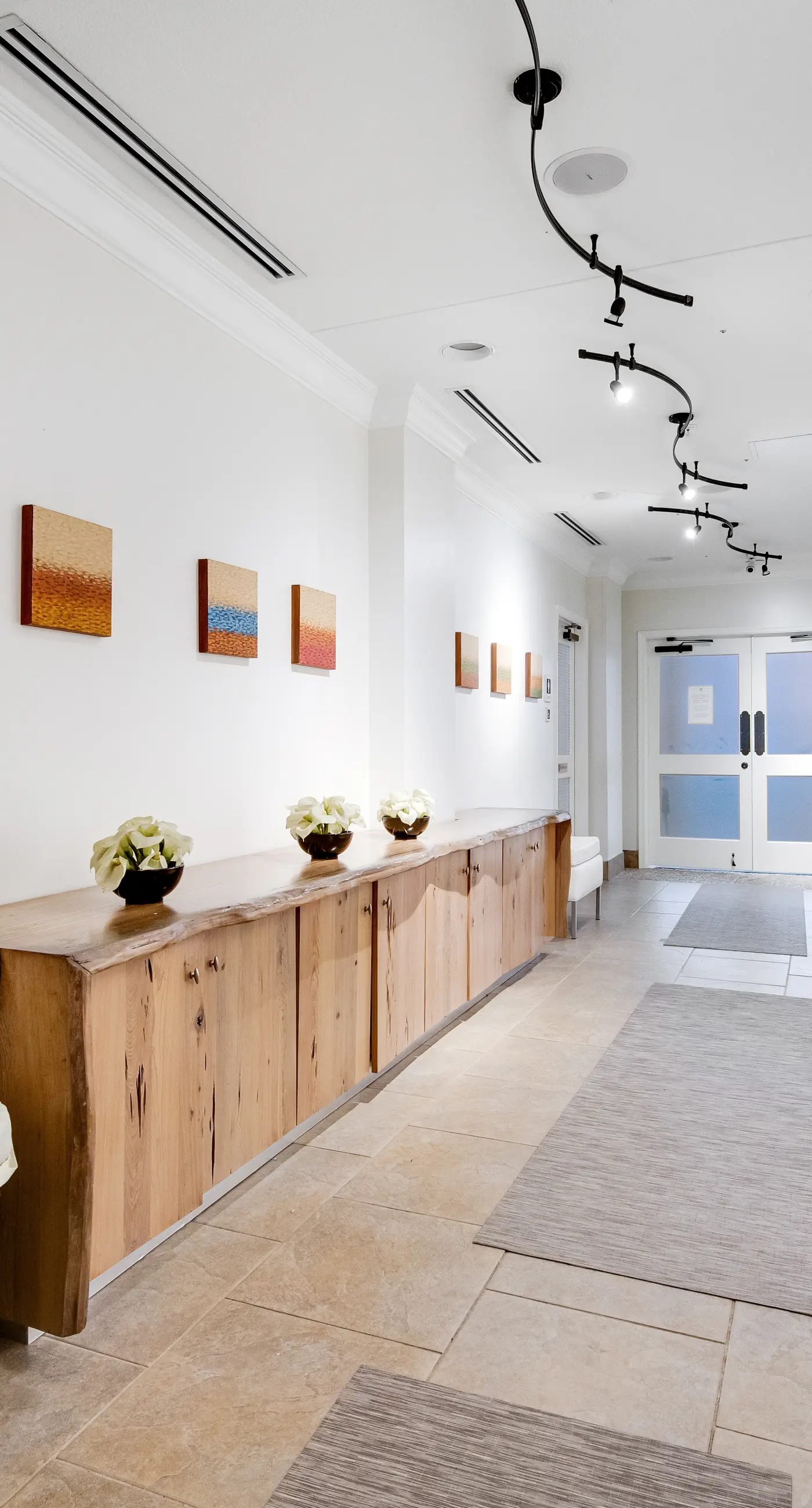 Waterfront condo with WiFi, washer/dryer, pools, fitness room, & beach access