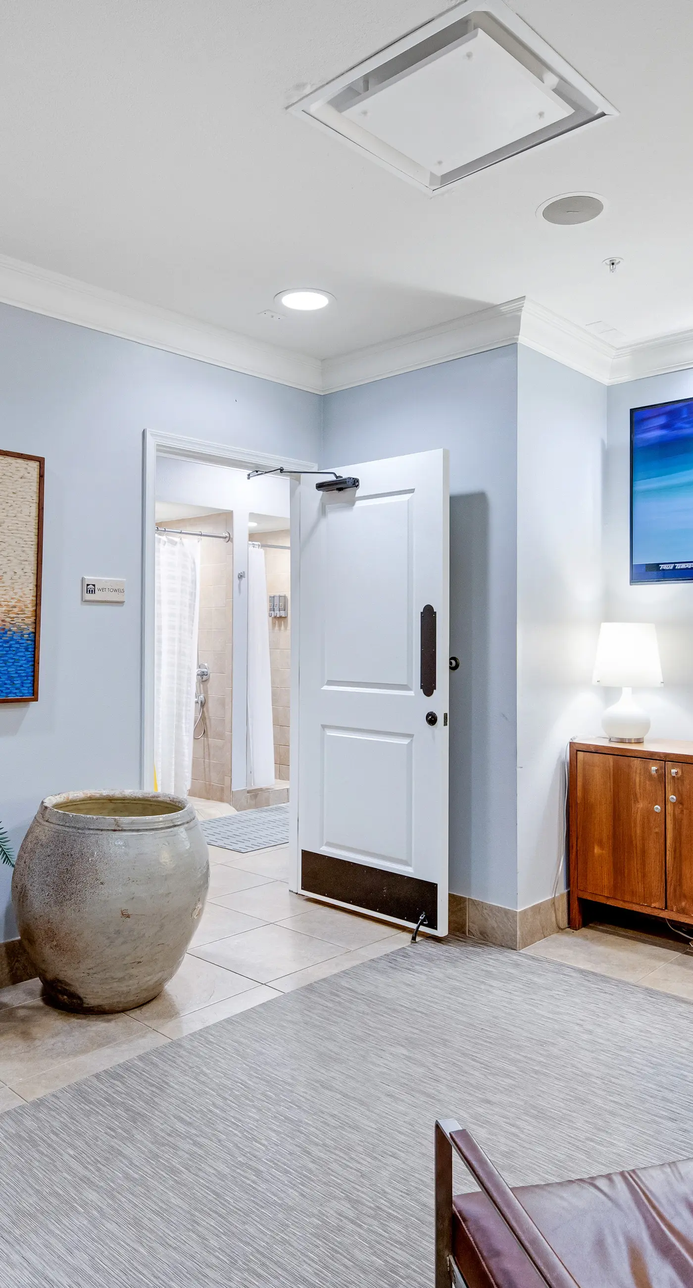 Waterfront condo with WiFi, washer/dryer, pools, fitness room, & beach access