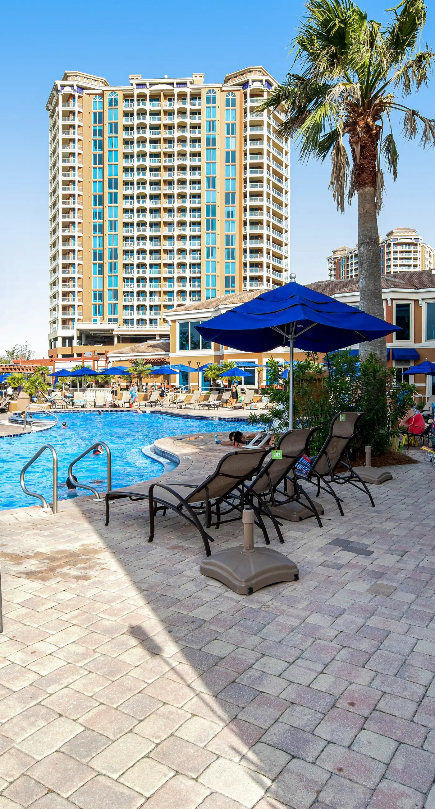 Waterfront condo with WiFi, washer/dryer, pools, fitness room, & beach access