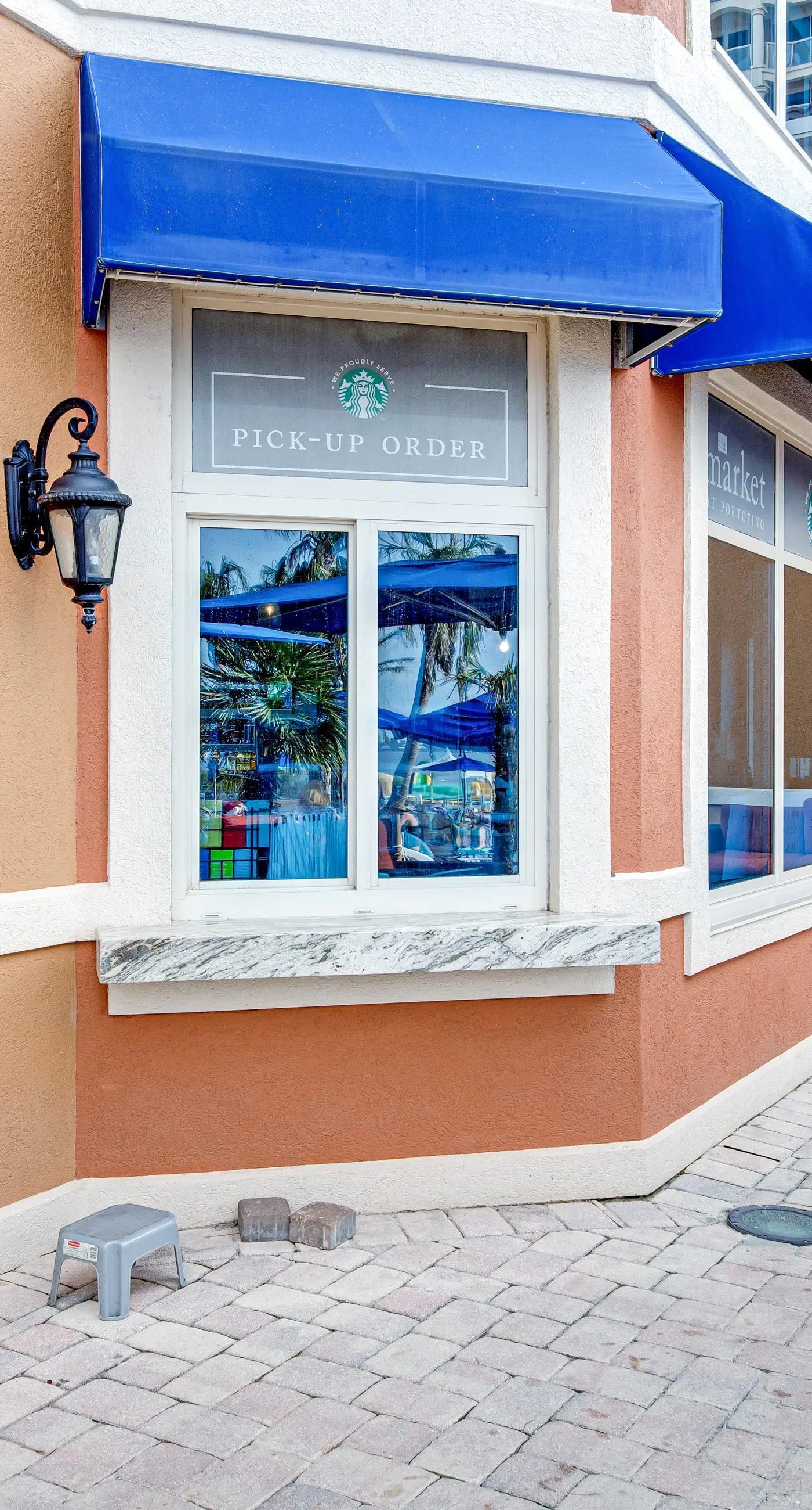 Waterfront condo with WiFi, washer/dryer, pools, fitness room, & beach access