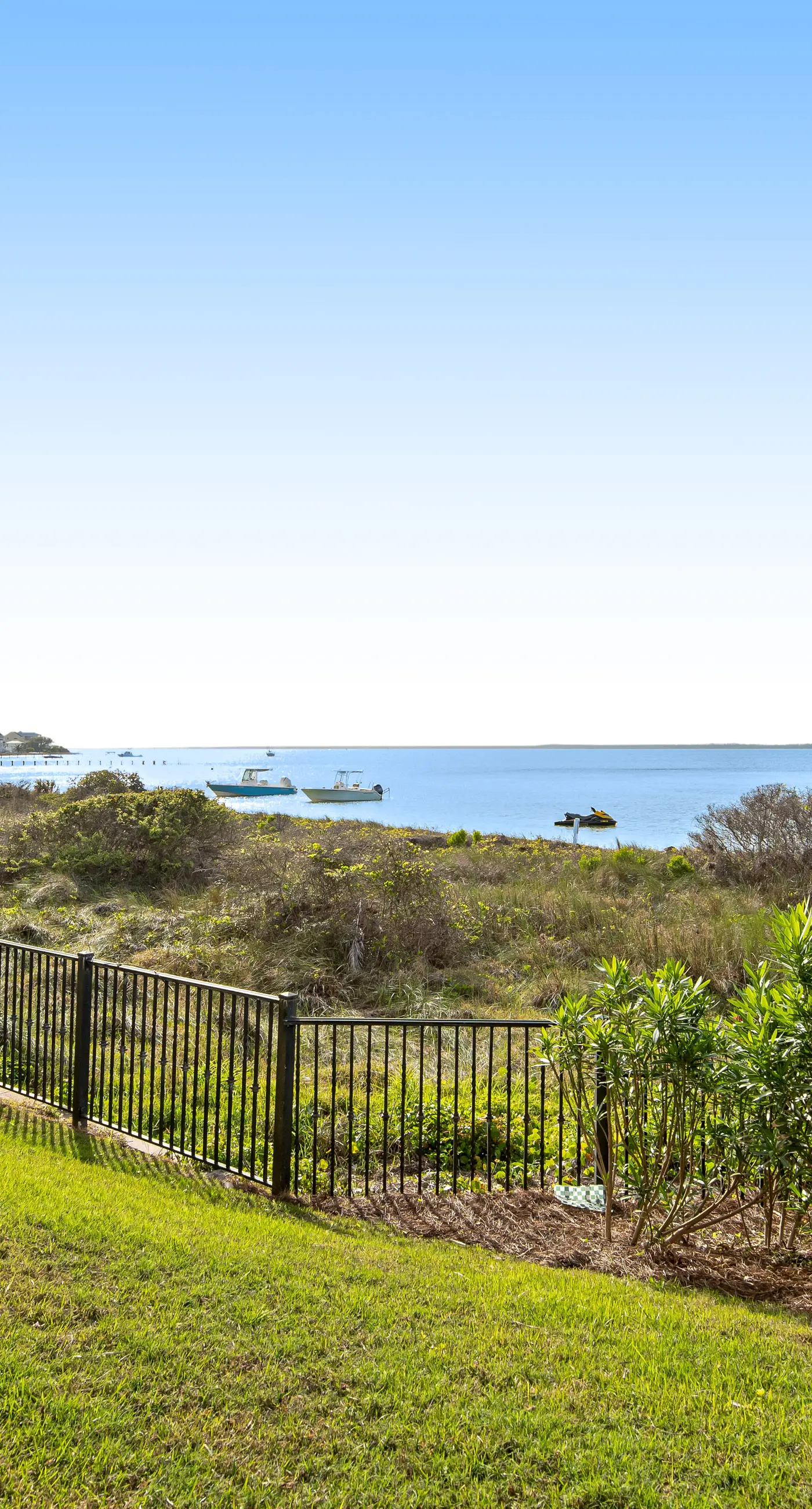 Waterfront condo with WiFi, washer/dryer, pools, fitness room, & beach access