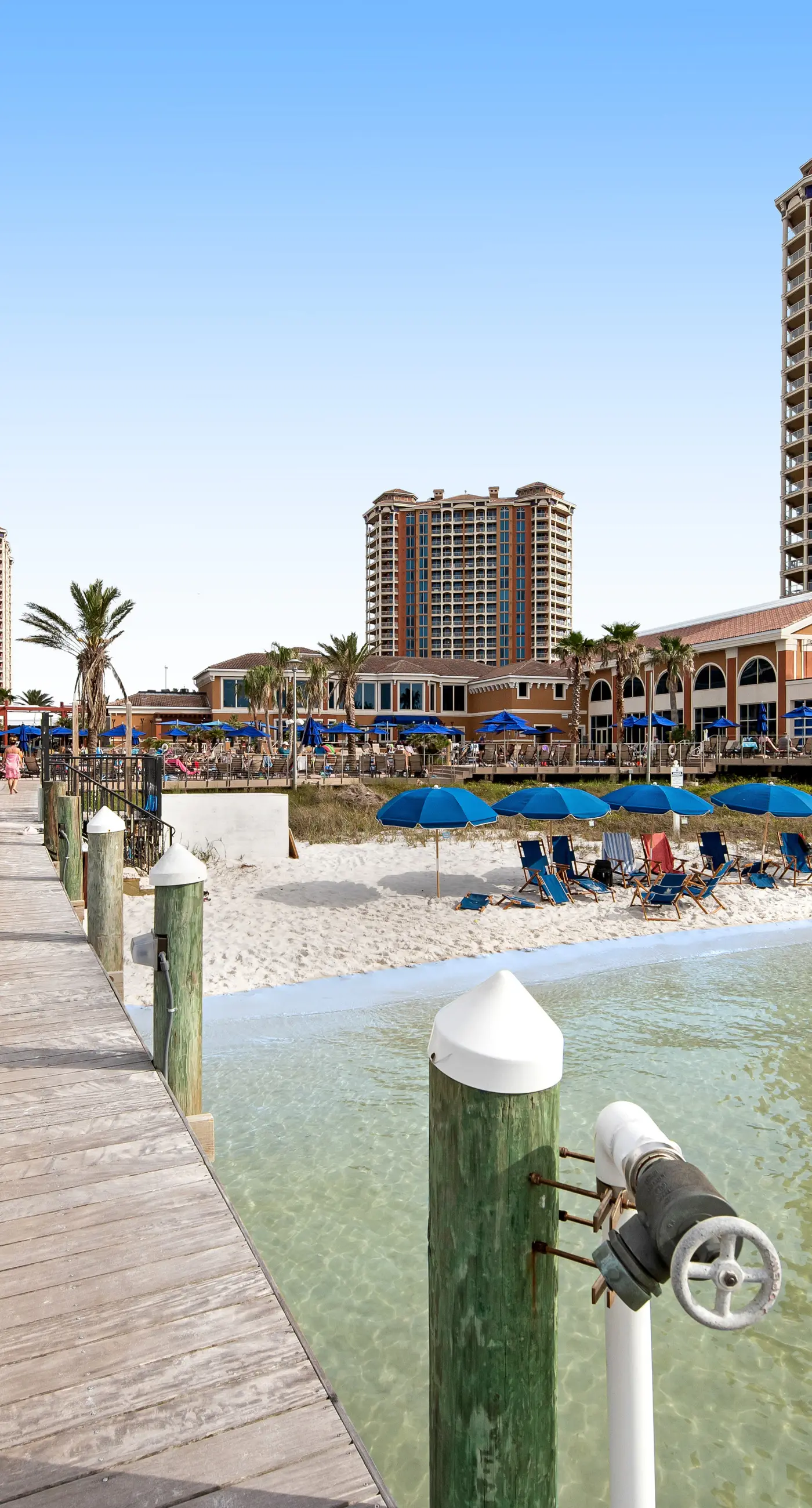 Waterfront condo with WiFi, washer/dryer, pools, fitness room, & beach access