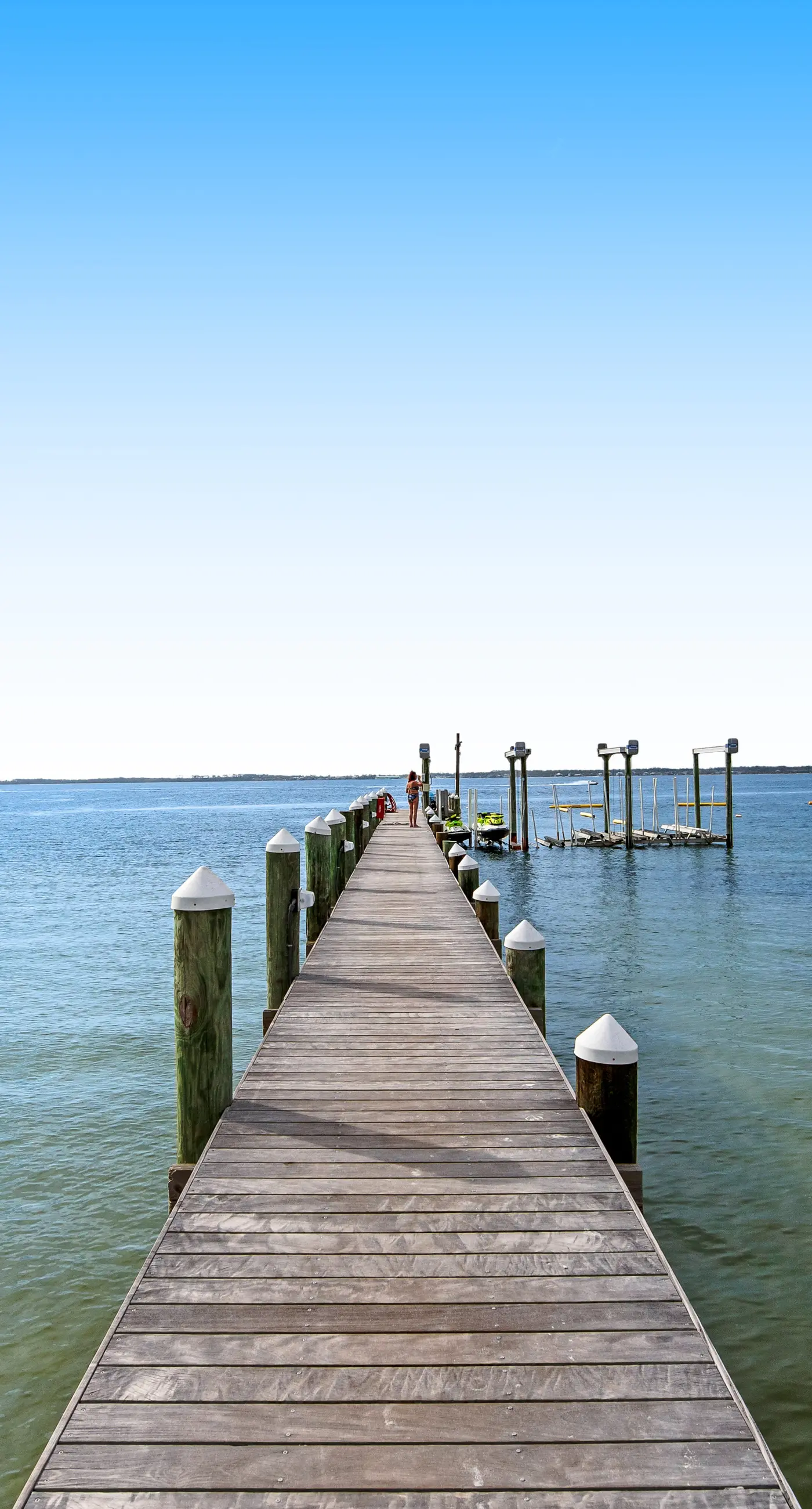 Waterfront condo with WiFi, washer/dryer, pools, fitness room, & beach access