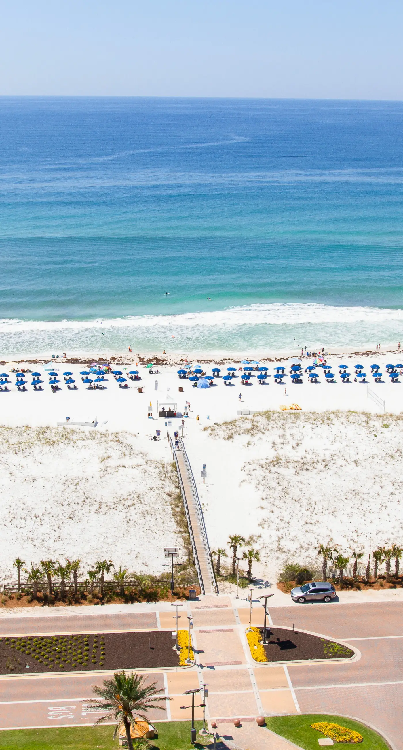 Waterfront condo with WiFi, washer/dryer, pools, fitness room, & beach access