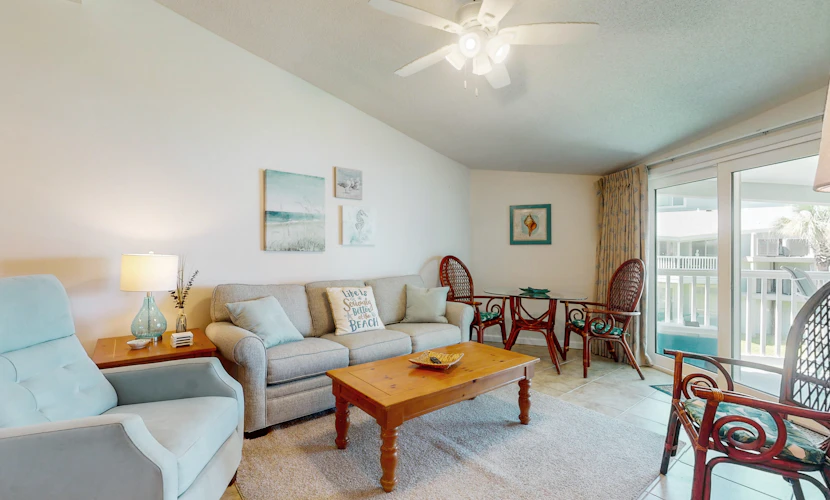 Comfy Coastal Condo w/ Gorgeous Bay Views & Nearby Beach Access