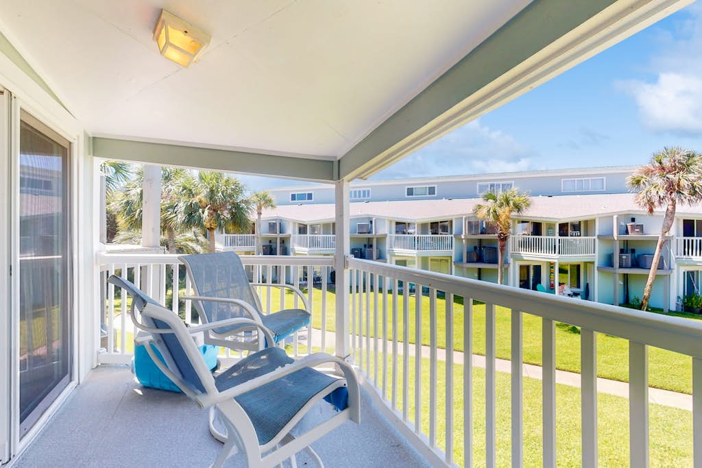 Comfy Coastal Condo w/ Gorgeous Bay Views & Nearby Beach Access