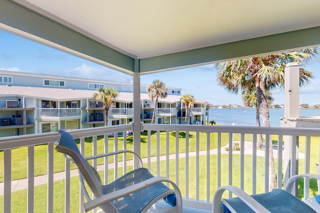 Comfy Coastal Condo w/ Gorgeous Bay Views & Nearby Beach Access