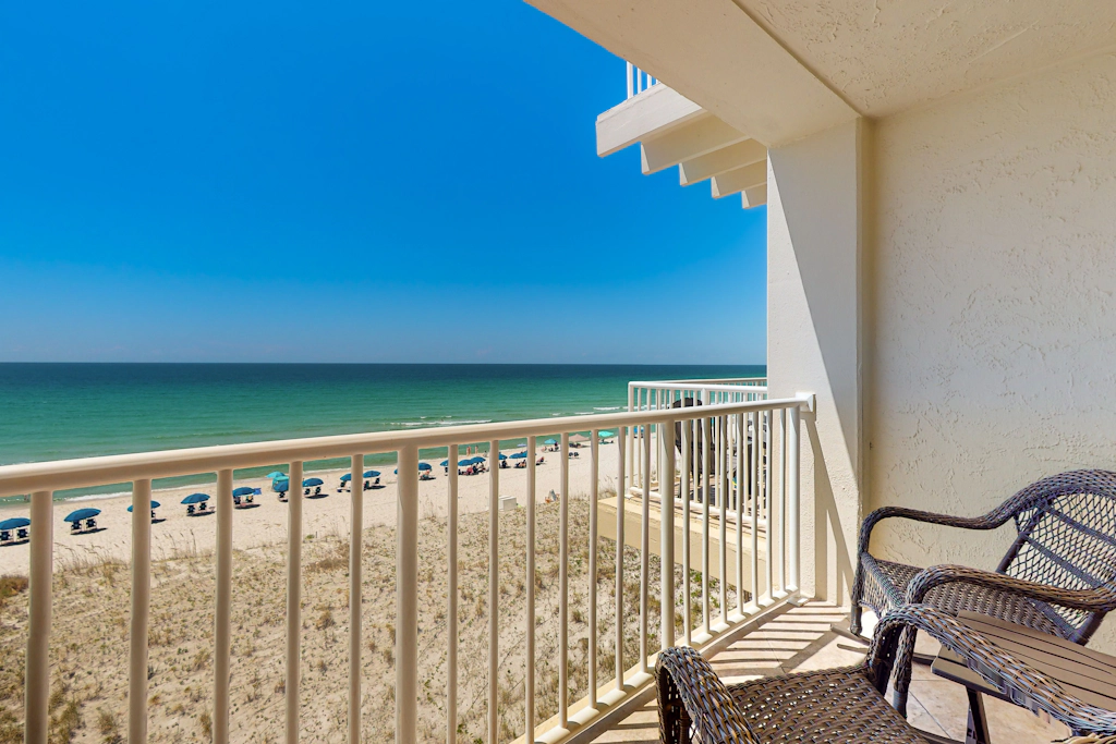 Family-friendly, beachfront condo w/shared outdoor pool, hot tub, & beach access