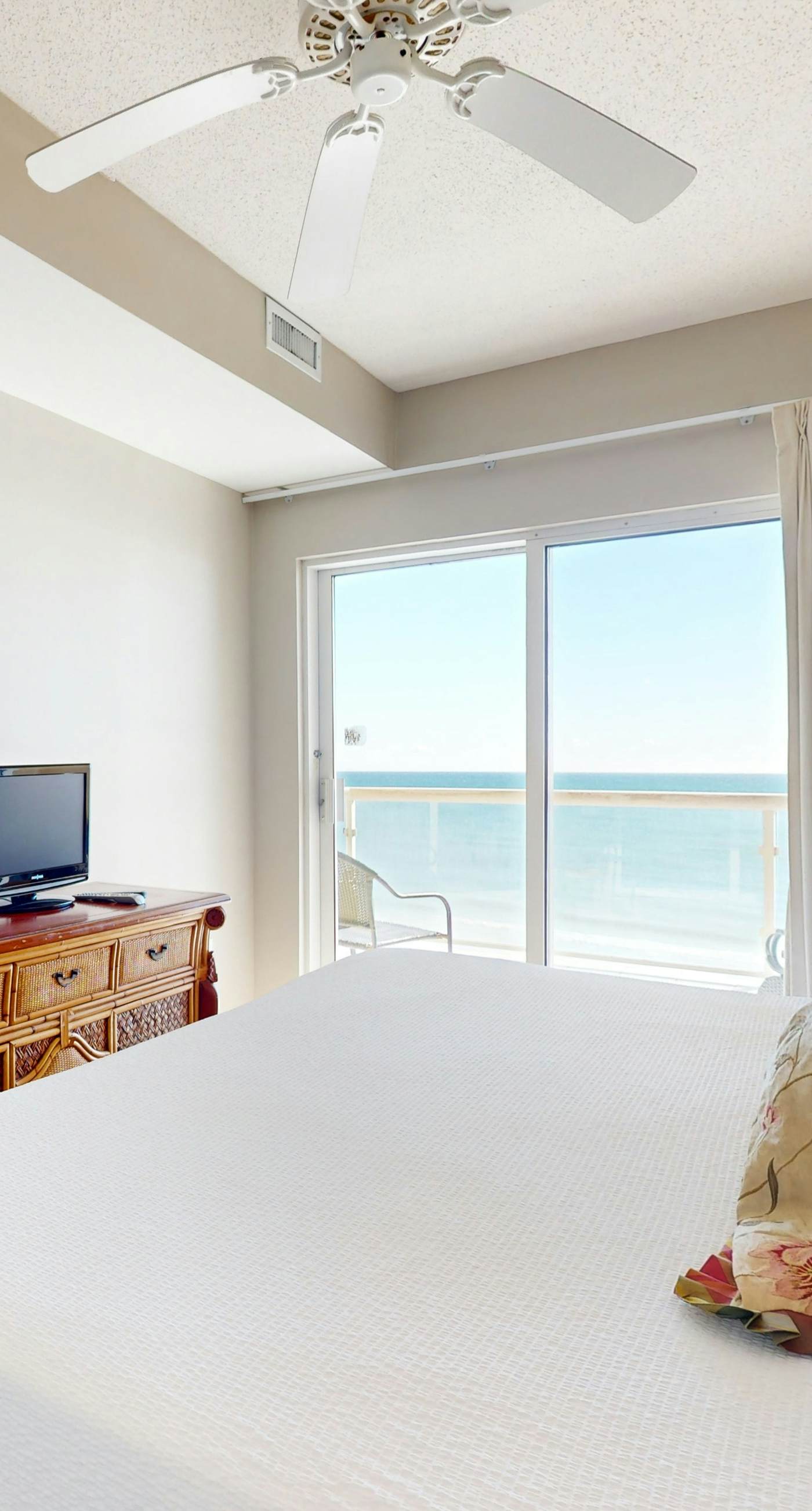 Gulf Front Condo with Onsite Pools, Fitness Center, Dry Sauna, and WiFi