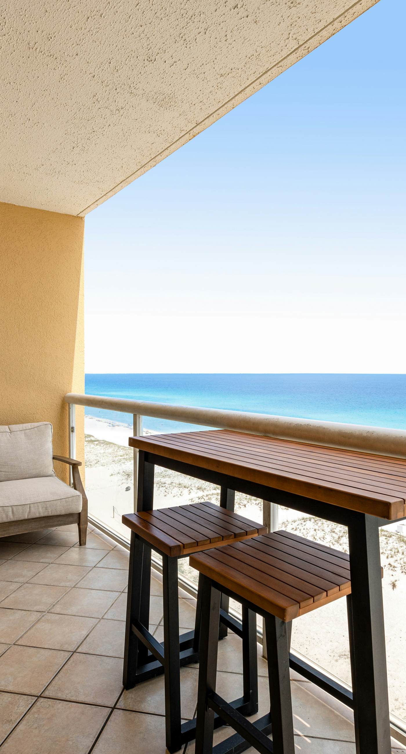 Oceanfront Condo with Free WiFi, Central AC, W&D, Shared Hot Tub, Outdoor Pool, Gym
