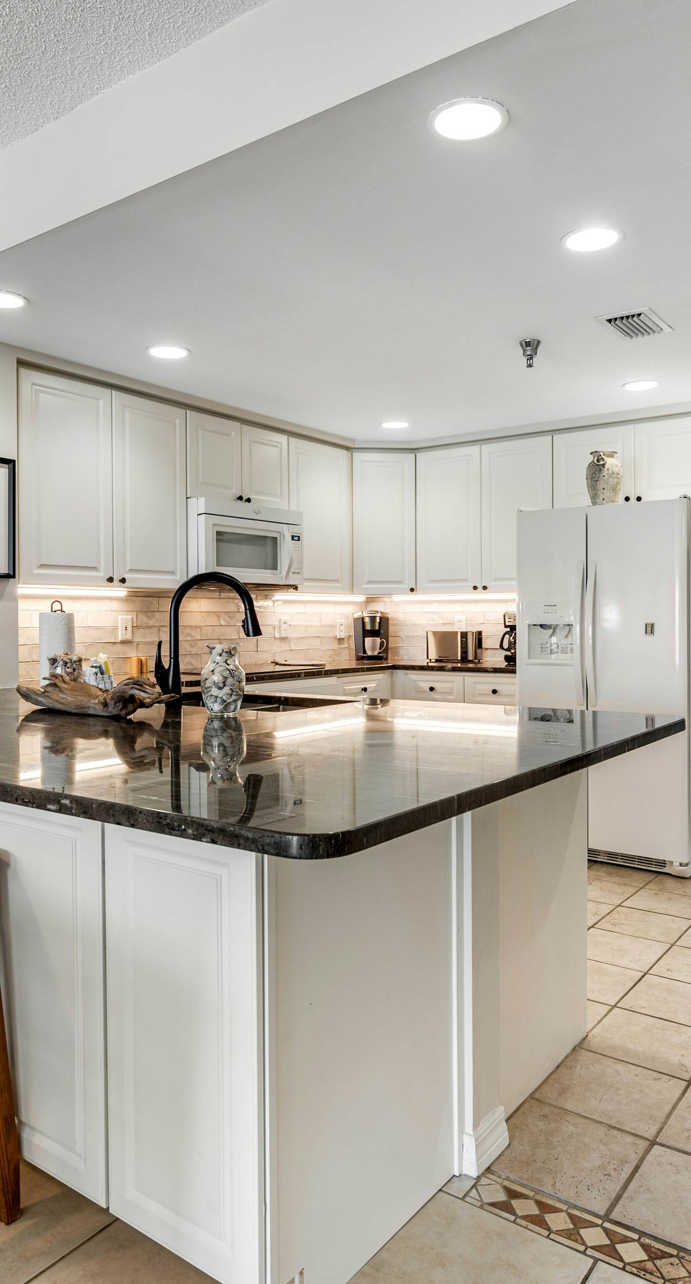 Oceanfront Condo with Free WiFi, Central AC, W&D, Shared Hot Tub, Outdoor Pool, Gym