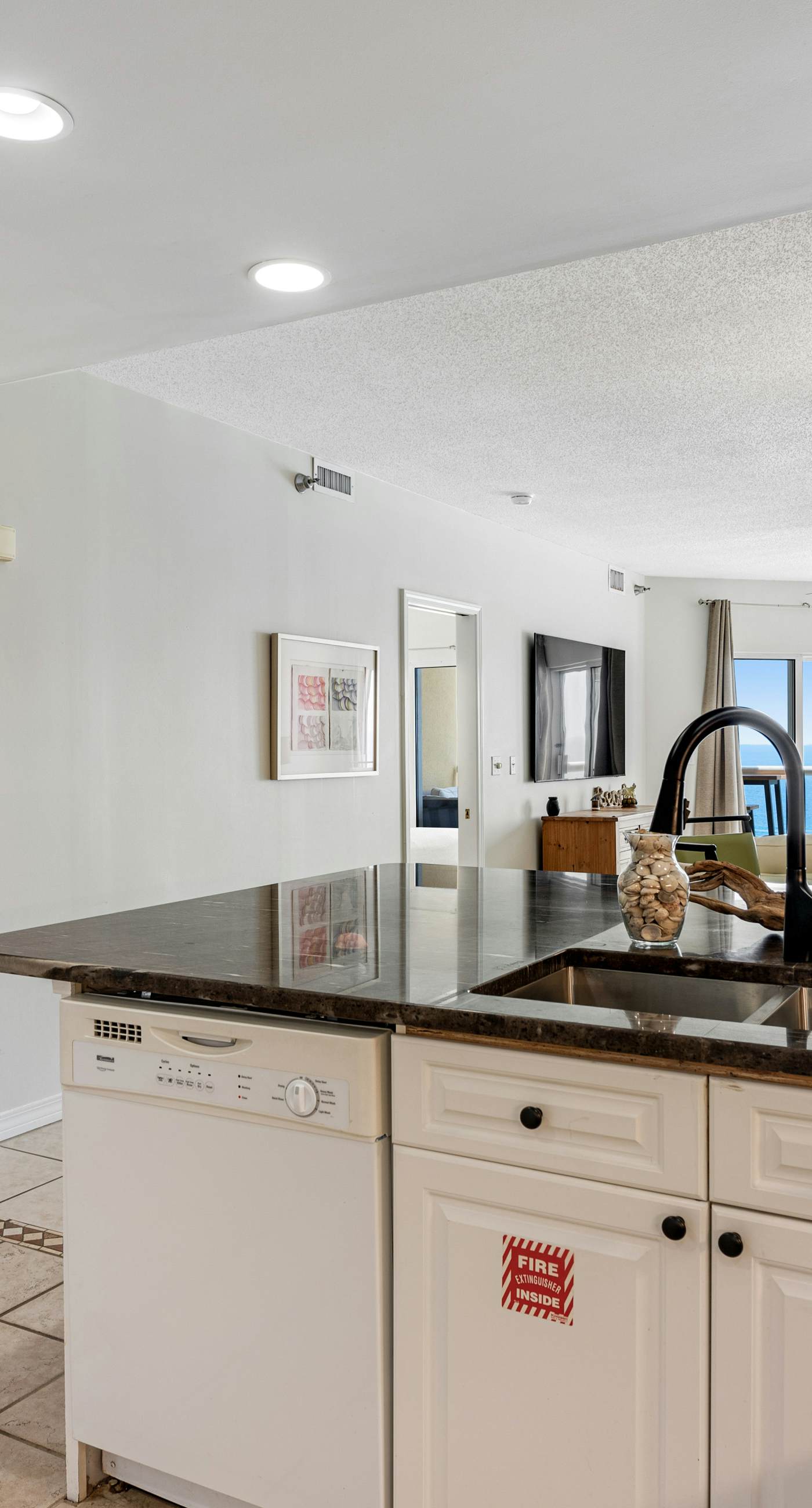 Oceanfront Condo with Free WiFi, Central AC, W&D, Shared Hot Tub, Outdoor Pool, Gym