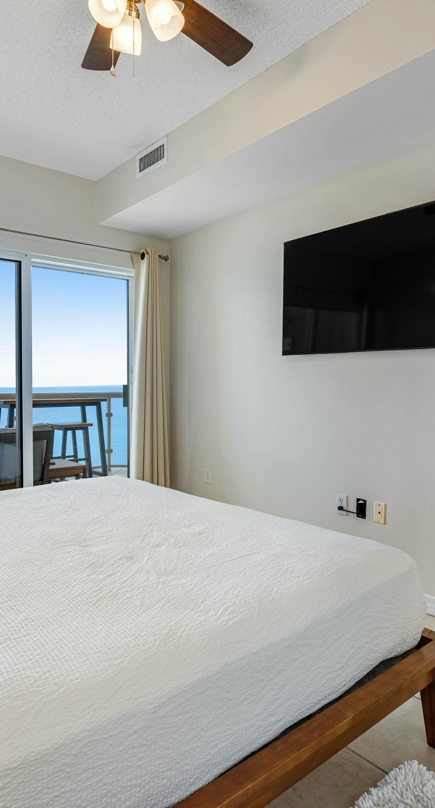 Oceanfront Condo with Free WiFi, Central AC, W&D, Shared Hot Tub, Outdoor Pool, Gym