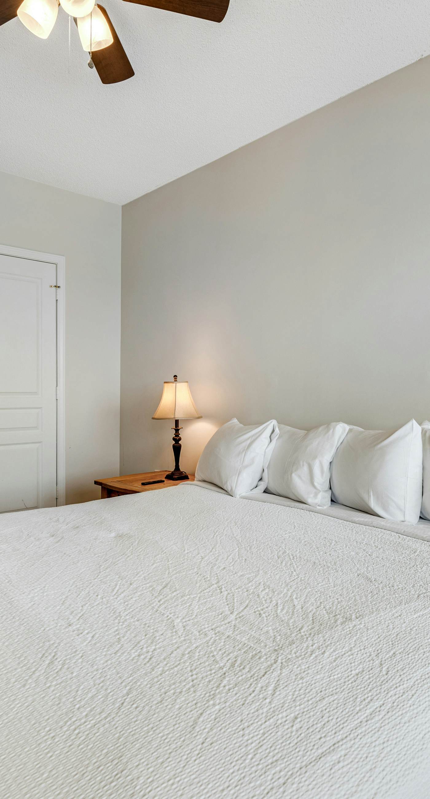 Oceanfront Condo with Free WiFi, Central AC, W&D, Shared Hot Tub, Outdoor Pool, Gym