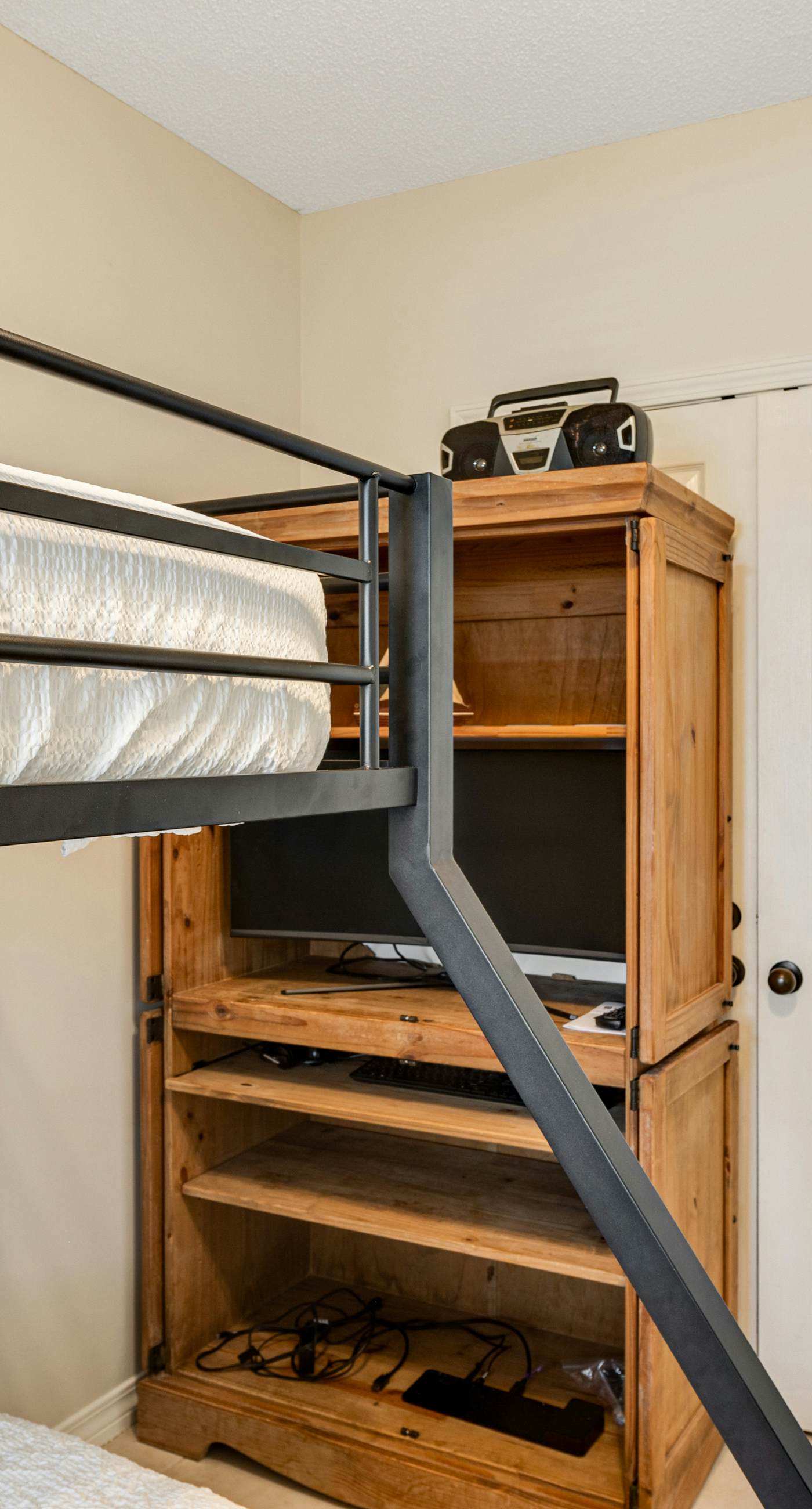 Oceanfront Condo with Free WiFi, Central AC, W&D, Shared Hot Tub, Outdoor Pool, Gym