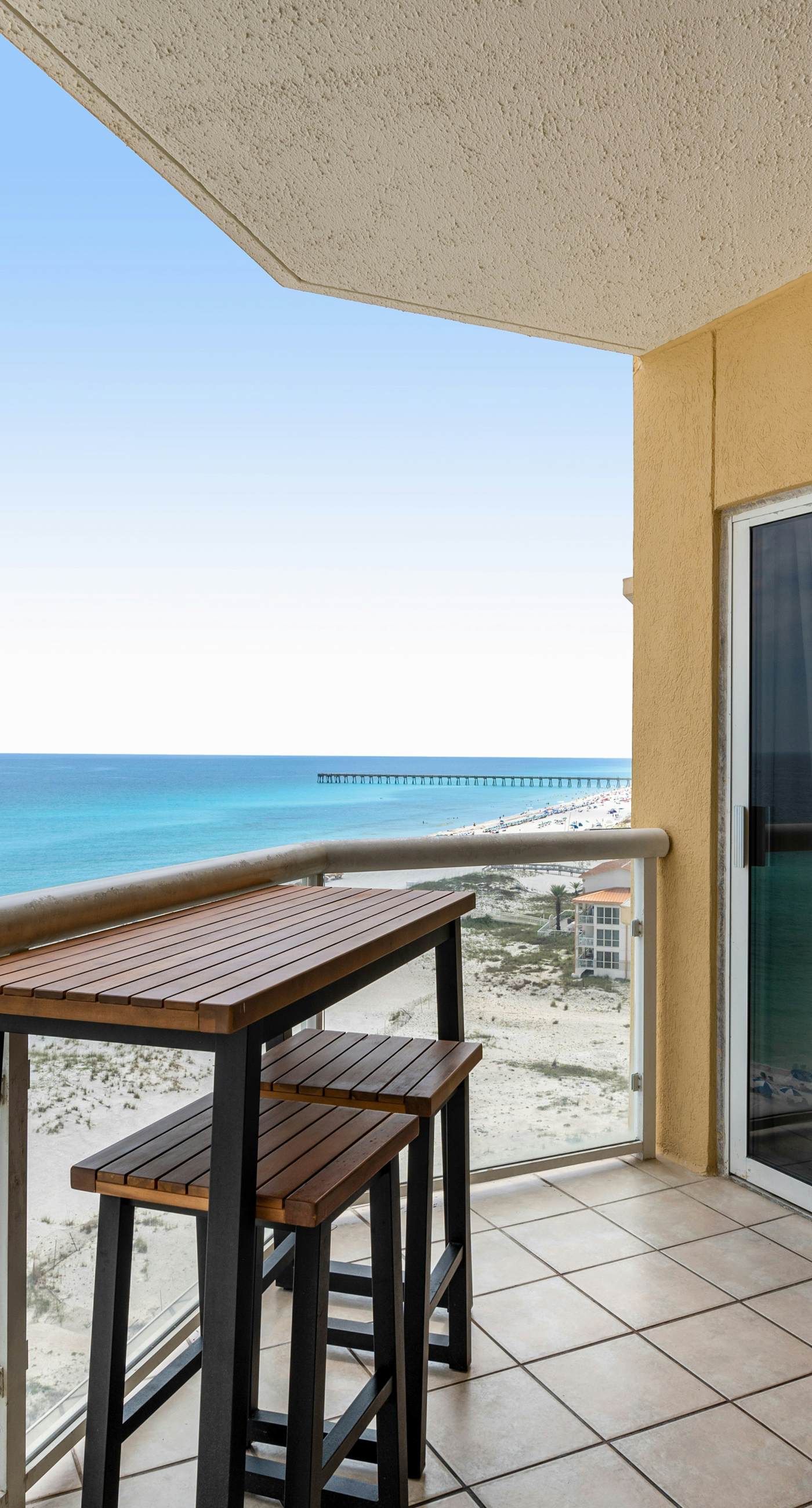 Oceanfront Condo with Free WiFi, Central AC, W&D, Shared Hot Tub, Outdoor Pool, Gym
