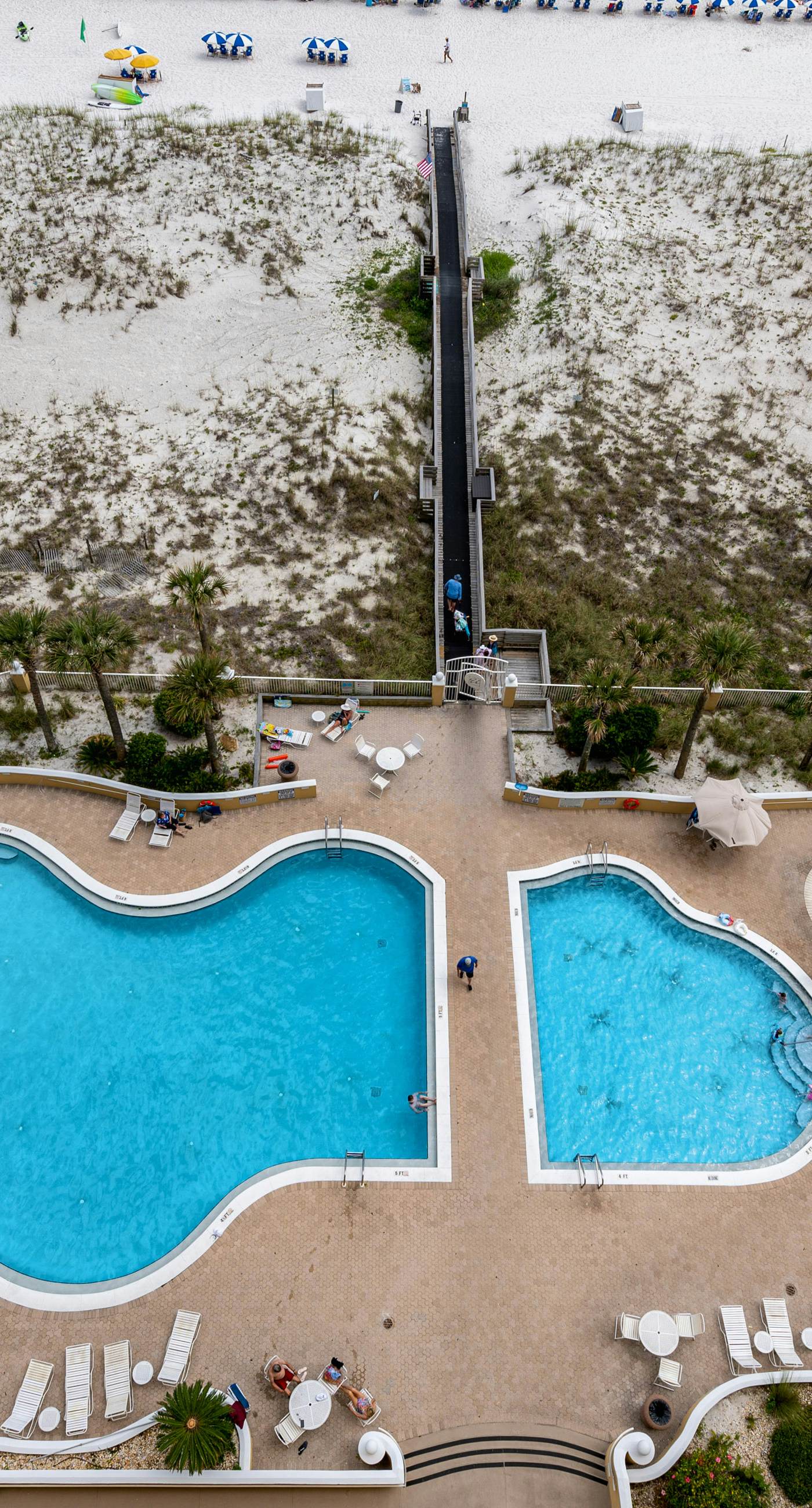 Oceanfront Condo with Free WiFi, Central AC, W&D, Shared Hot Tub, Outdoor Pool, Gym