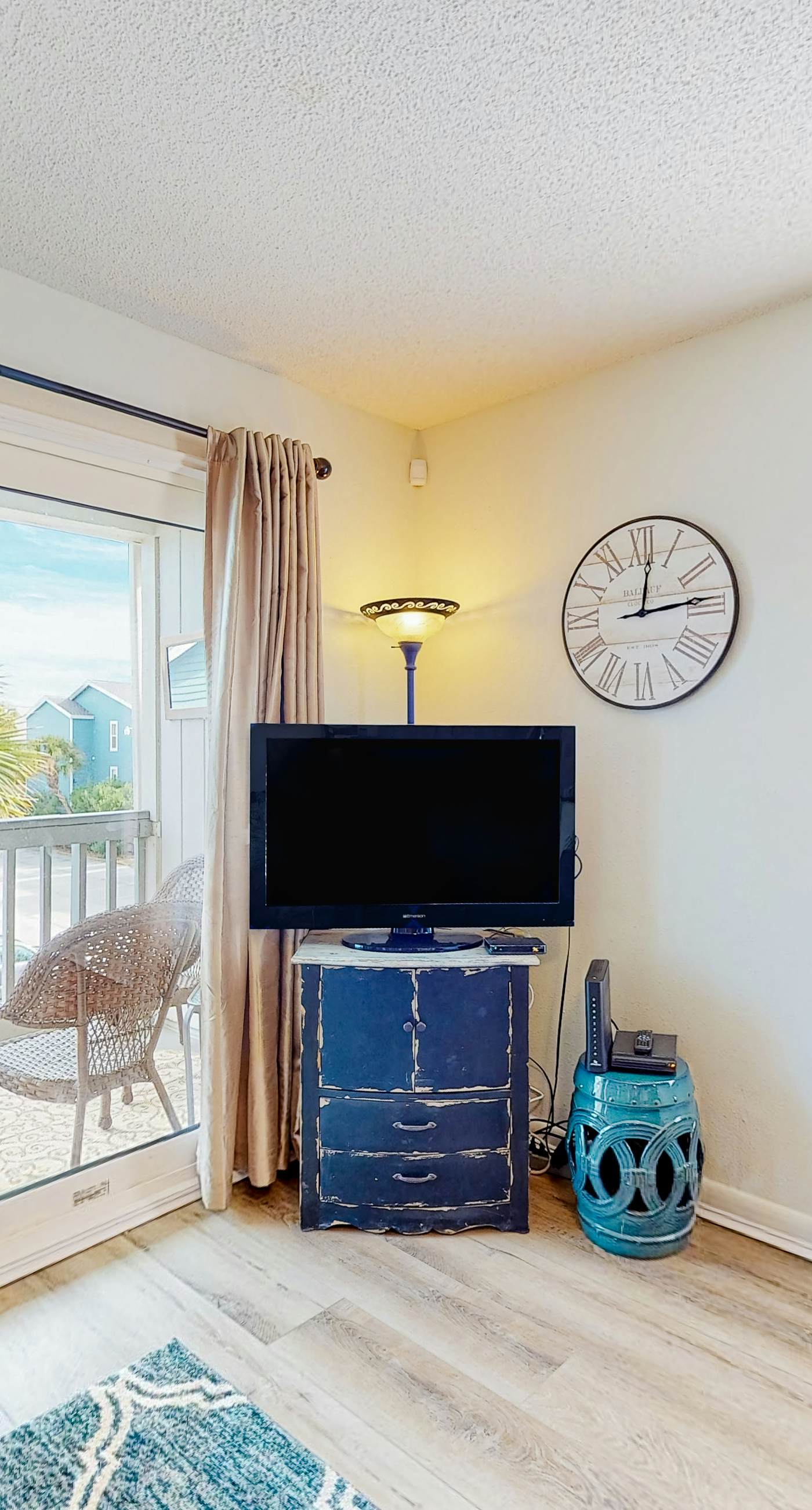 Lovely condo with private beach access - pool, private balcony & W/D