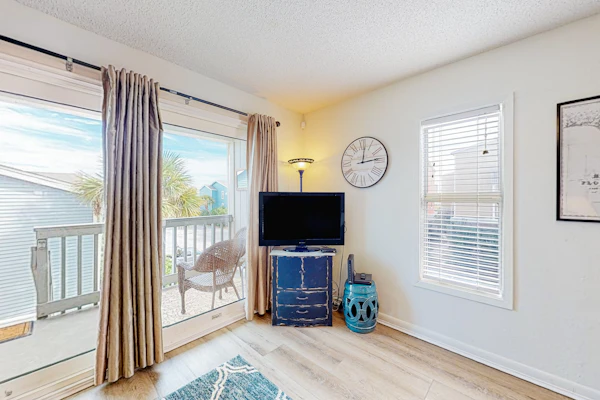 Lovely condo with private beach access - pool, private balcony & W/D