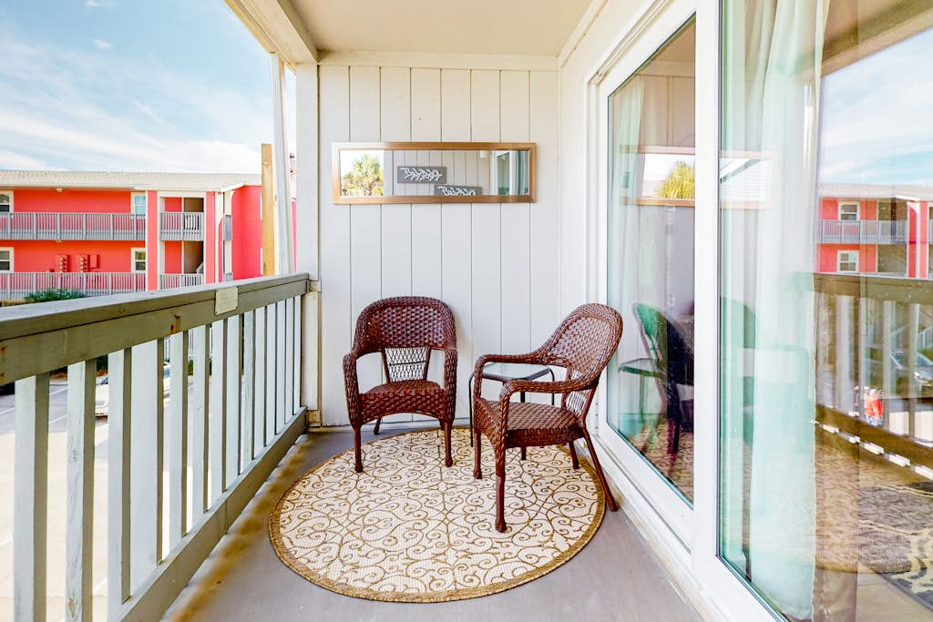 Lovely condo with private beach access - pool, private balcony & W/D