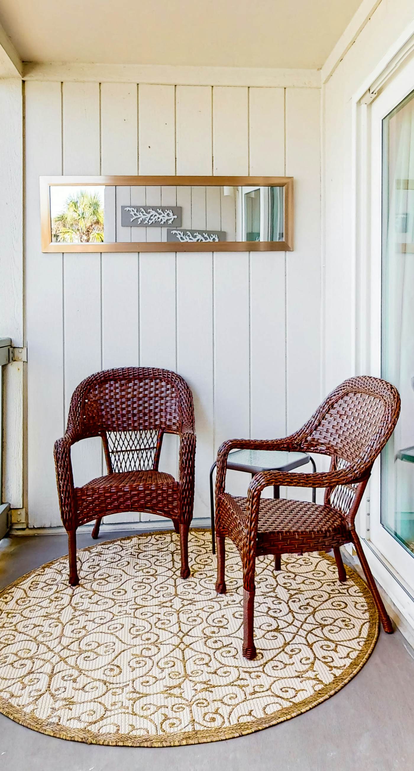 Lovely condo with private beach access - pool, private balcony & W/D