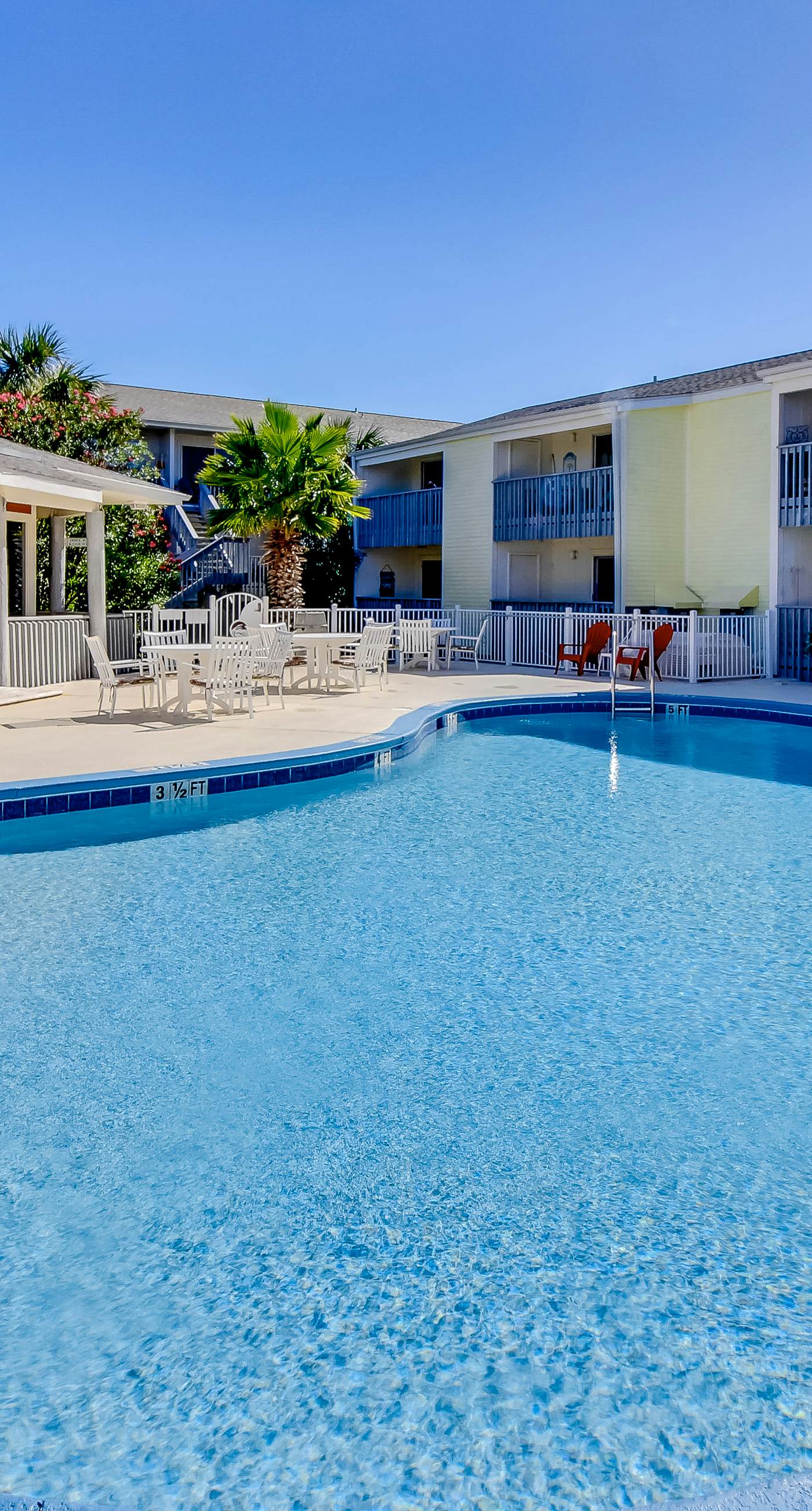 Lovely condo with private beach access - pool, private balcony & W/D