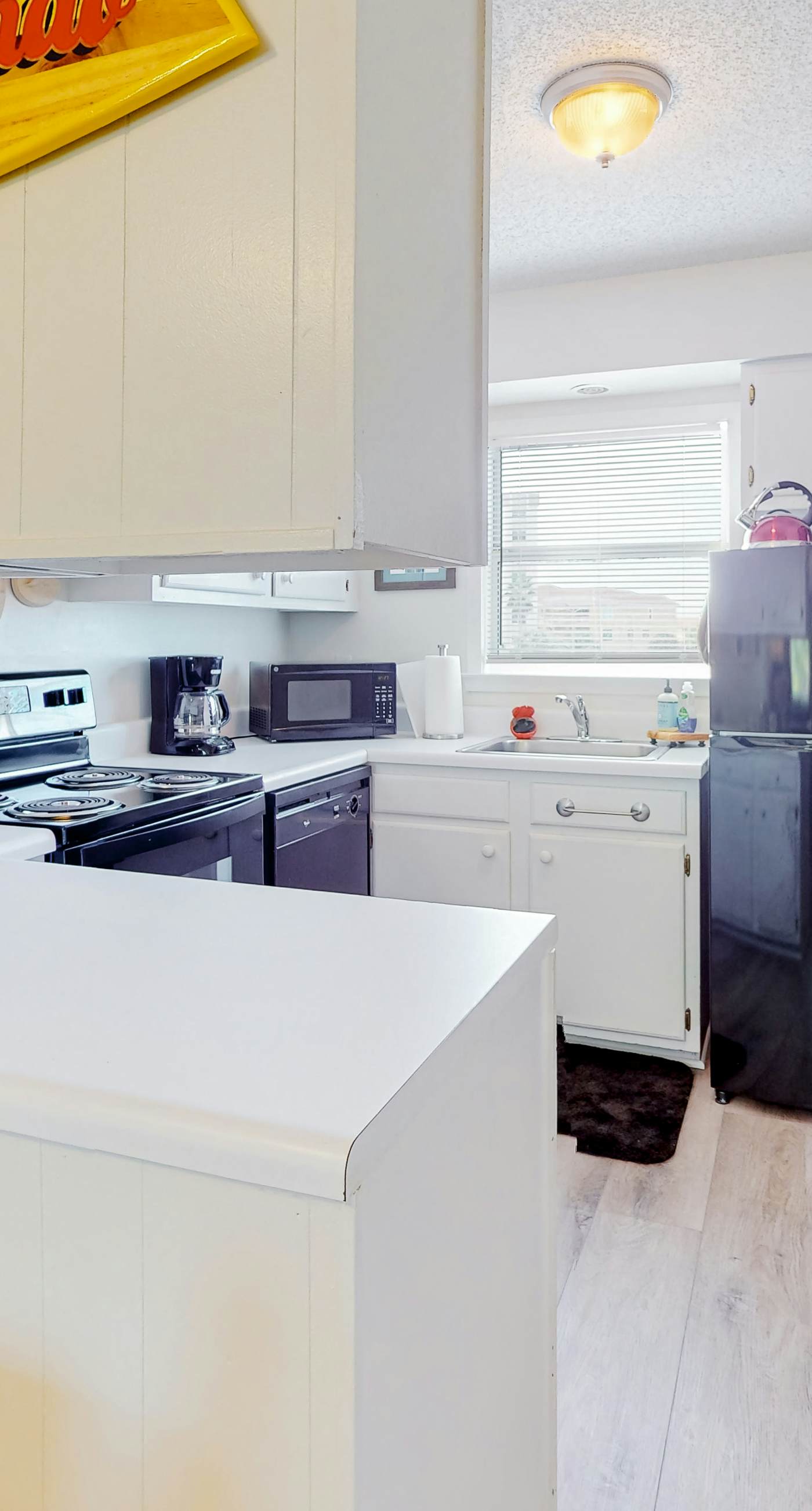 Lovely condo with private beach access - pool, private balcony & W/D