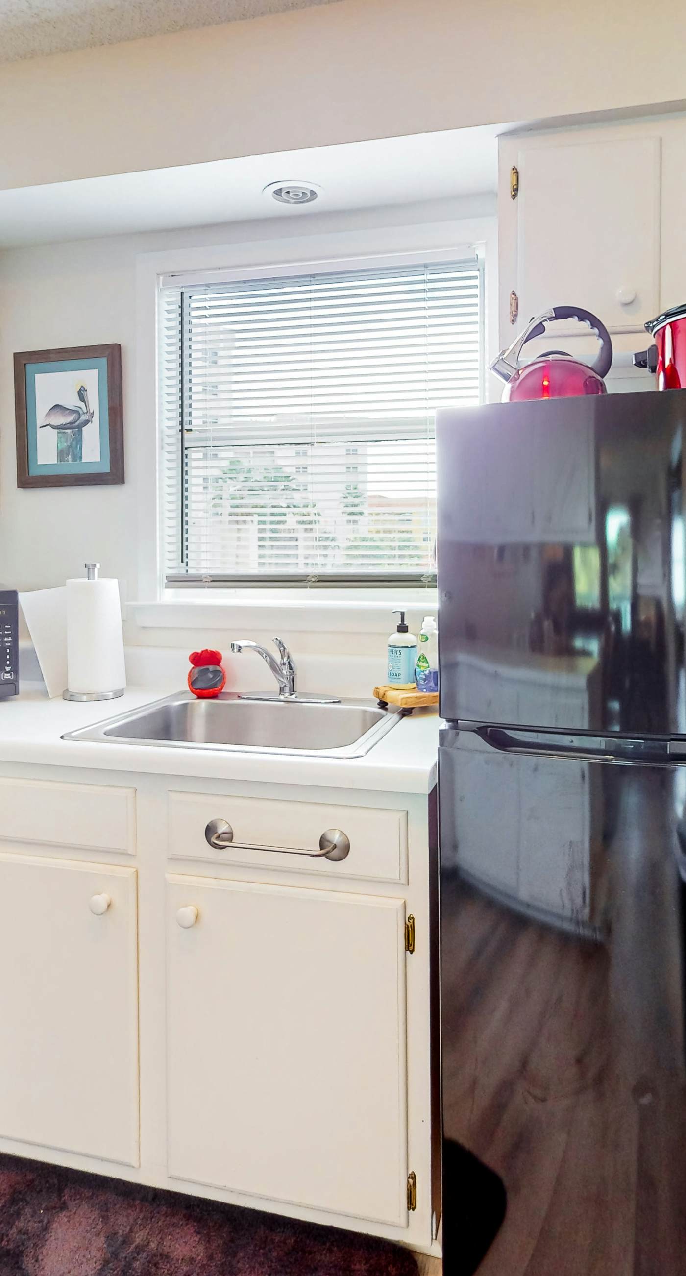 Lovely condo with private beach access - pool, private balcony & W/D