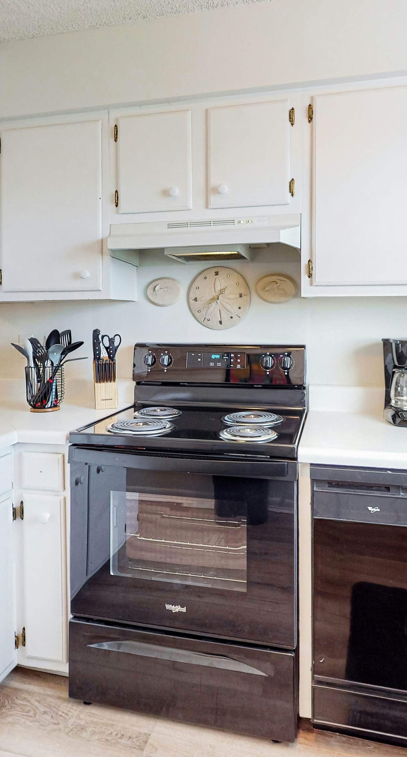 Lovely condo with private beach access - pool, private balcony & W/D