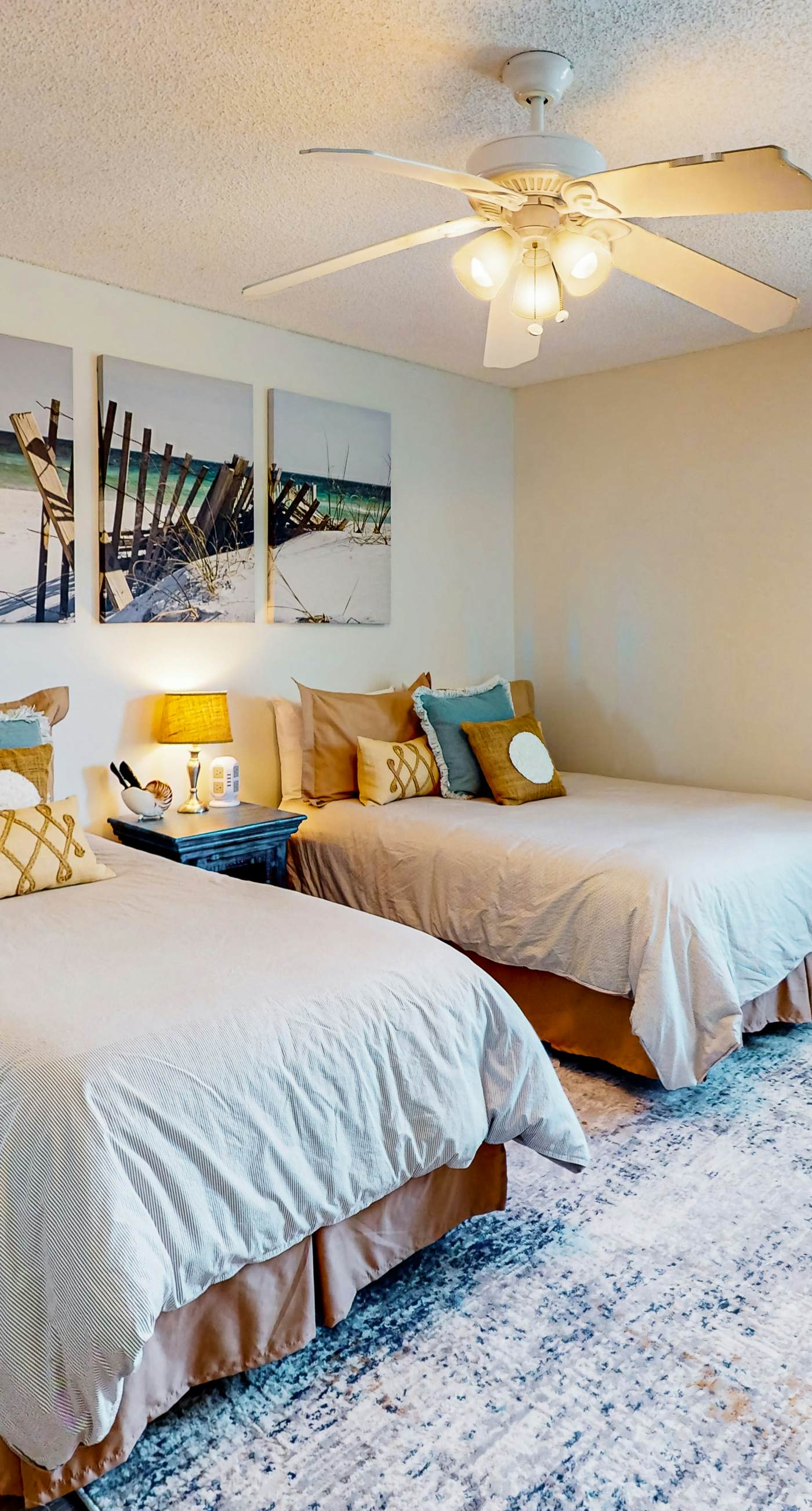 Lovely condo with private beach access - pool, private balcony & W/D