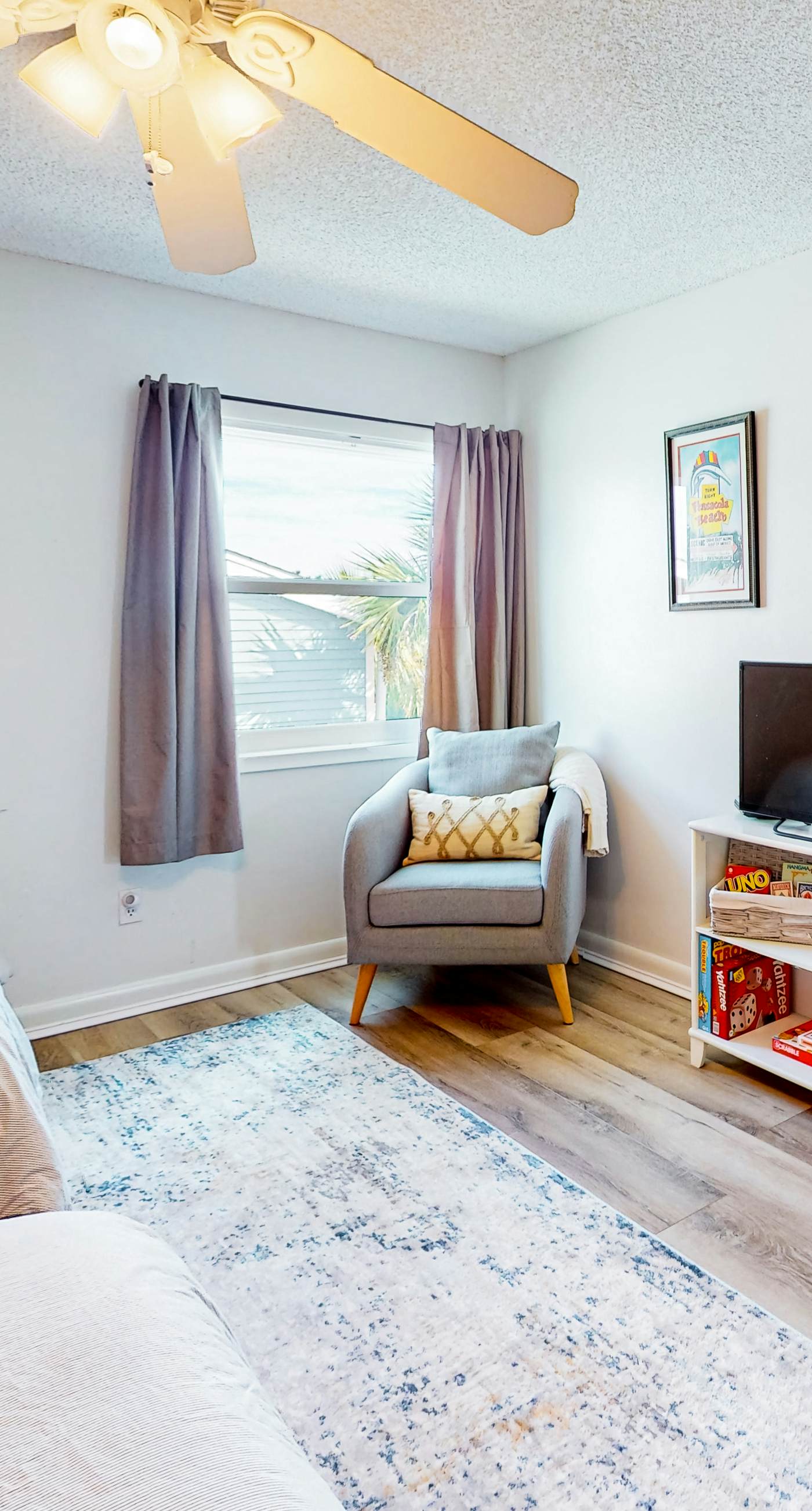 Lovely condo with private beach access - pool, private balcony & W/D