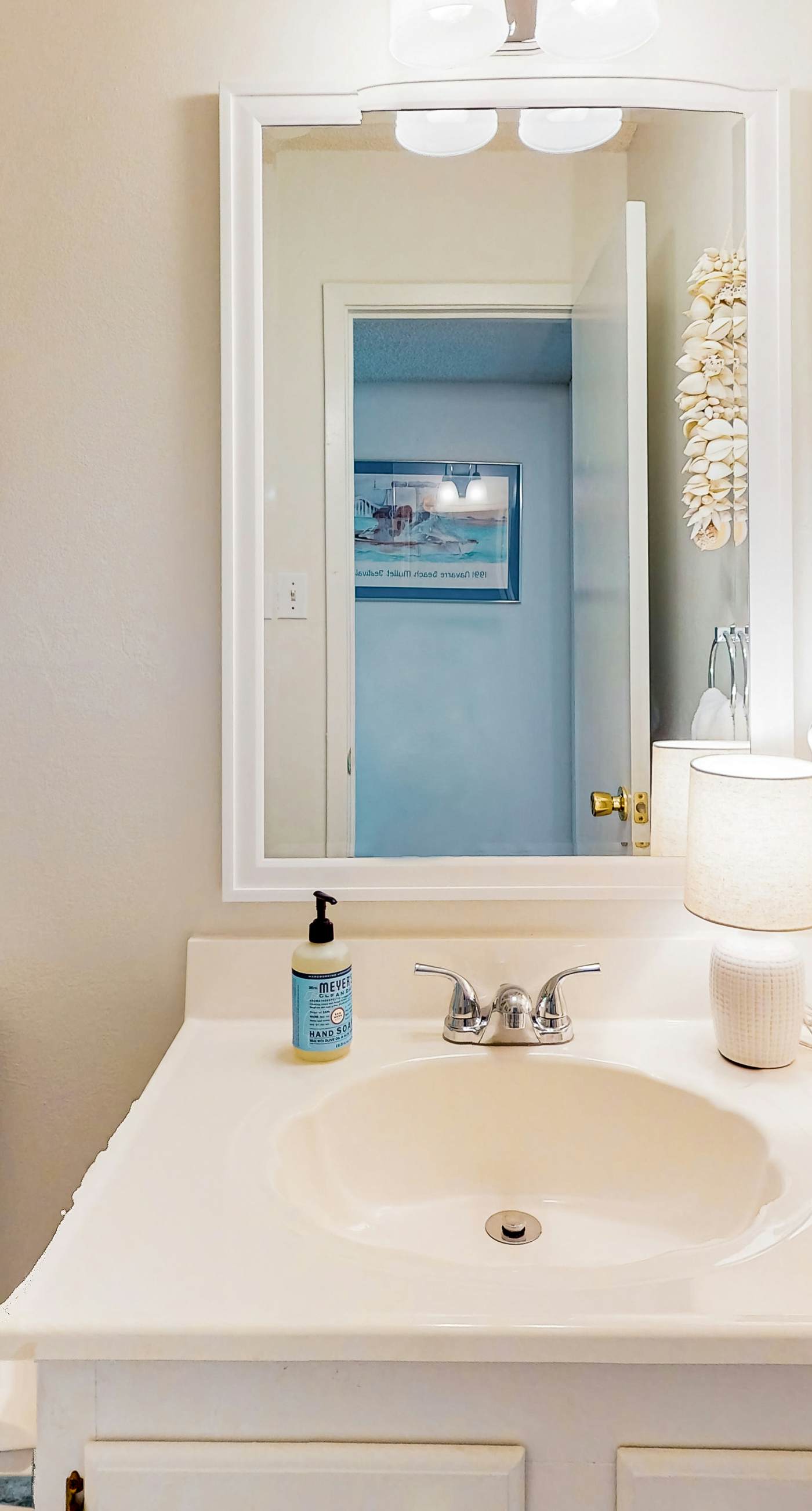 Lovely condo with private beach access - pool, private balcony & W/D