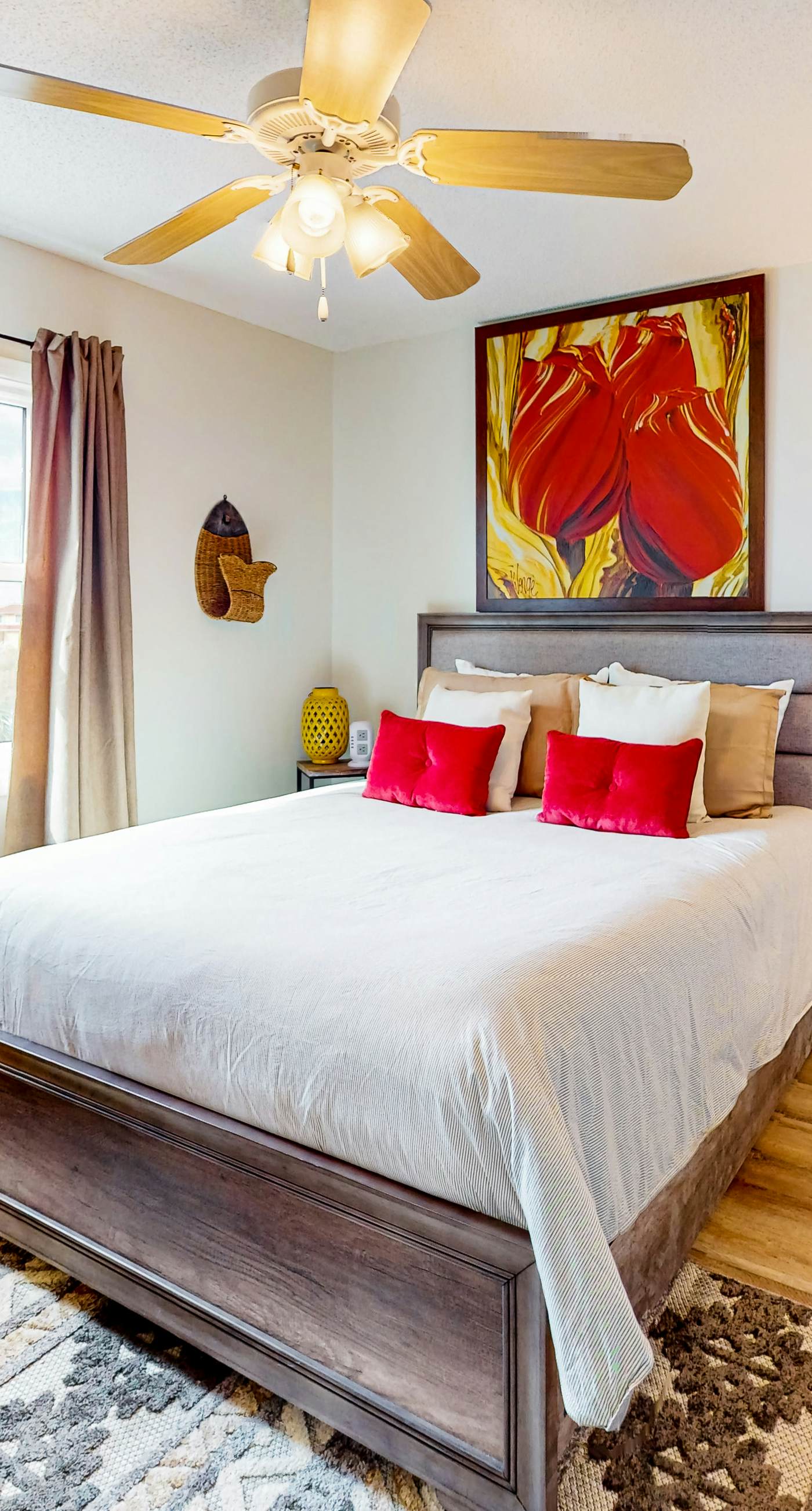 Lovely condo with private beach access - pool, private balcony & W/D