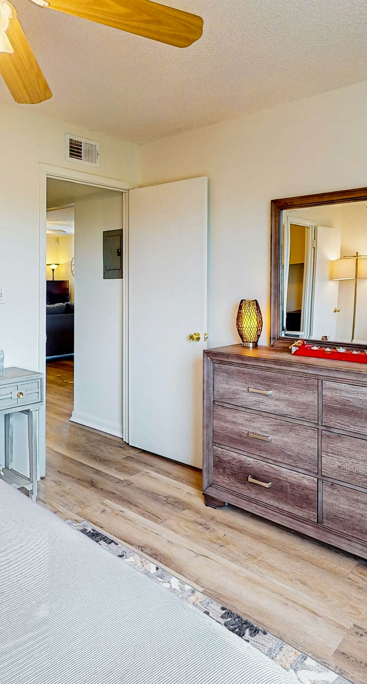 Lovely condo with private beach access - pool, private balcony & W/D