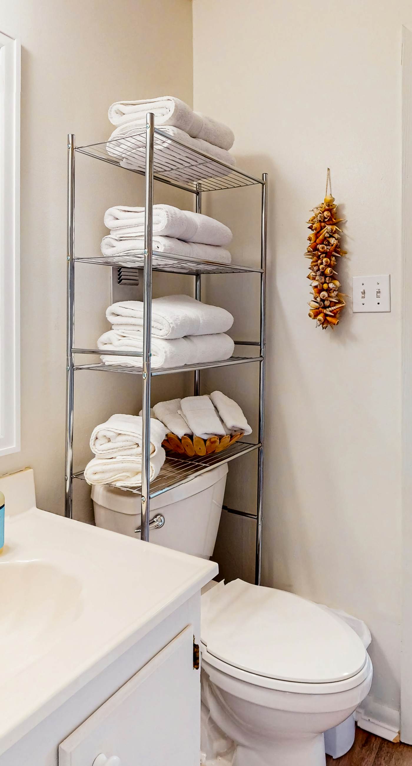 Lovely condo with private beach access - pool, private balcony & W/D