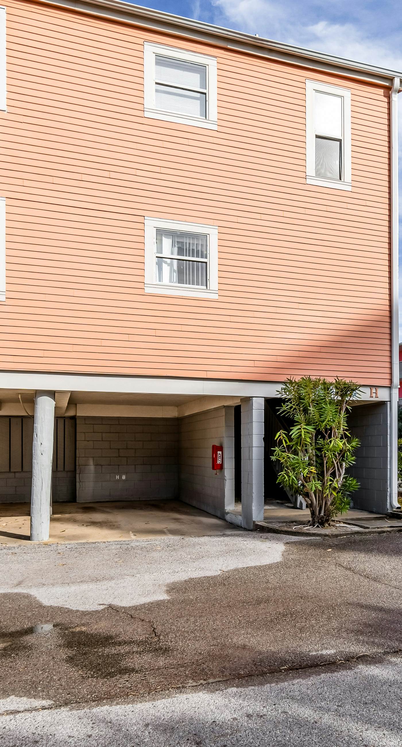 Lovely condo with private beach access - pool, private balcony & W/D