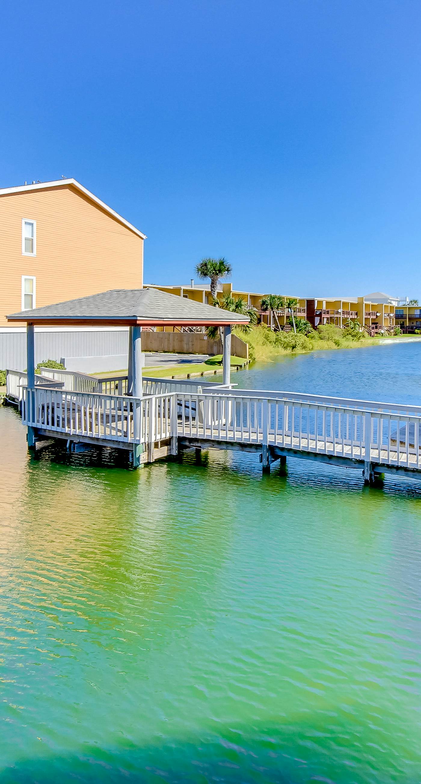 Lovely condo with private beach access - pool, private balcony & W/D