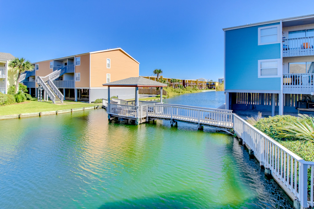 Lovely condo with private beach access - pool, private balcony & laundry