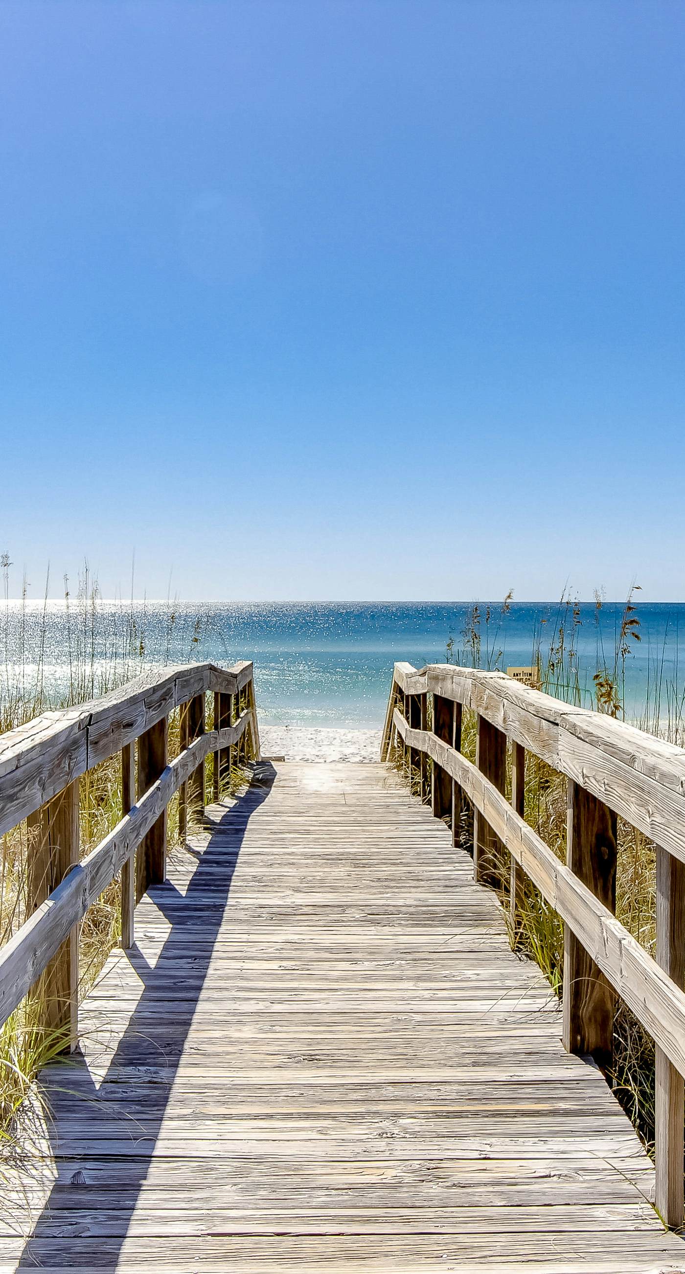 Lovely condo with private beach access - pool, private balcony & W/D