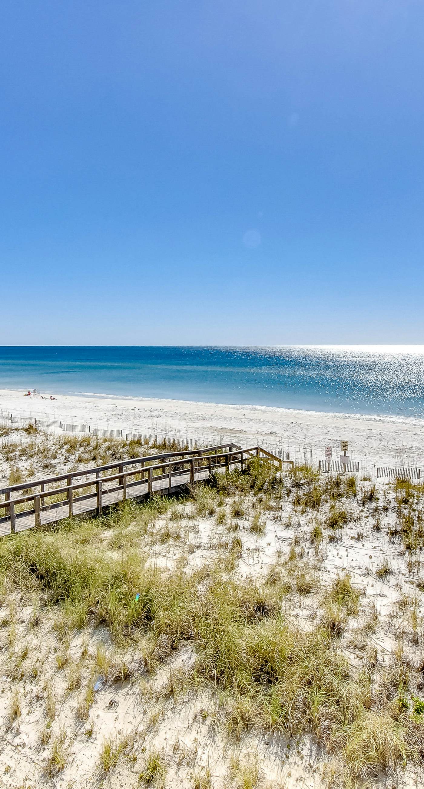 Lovely condo with private beach access - pool, private balcony & W/D