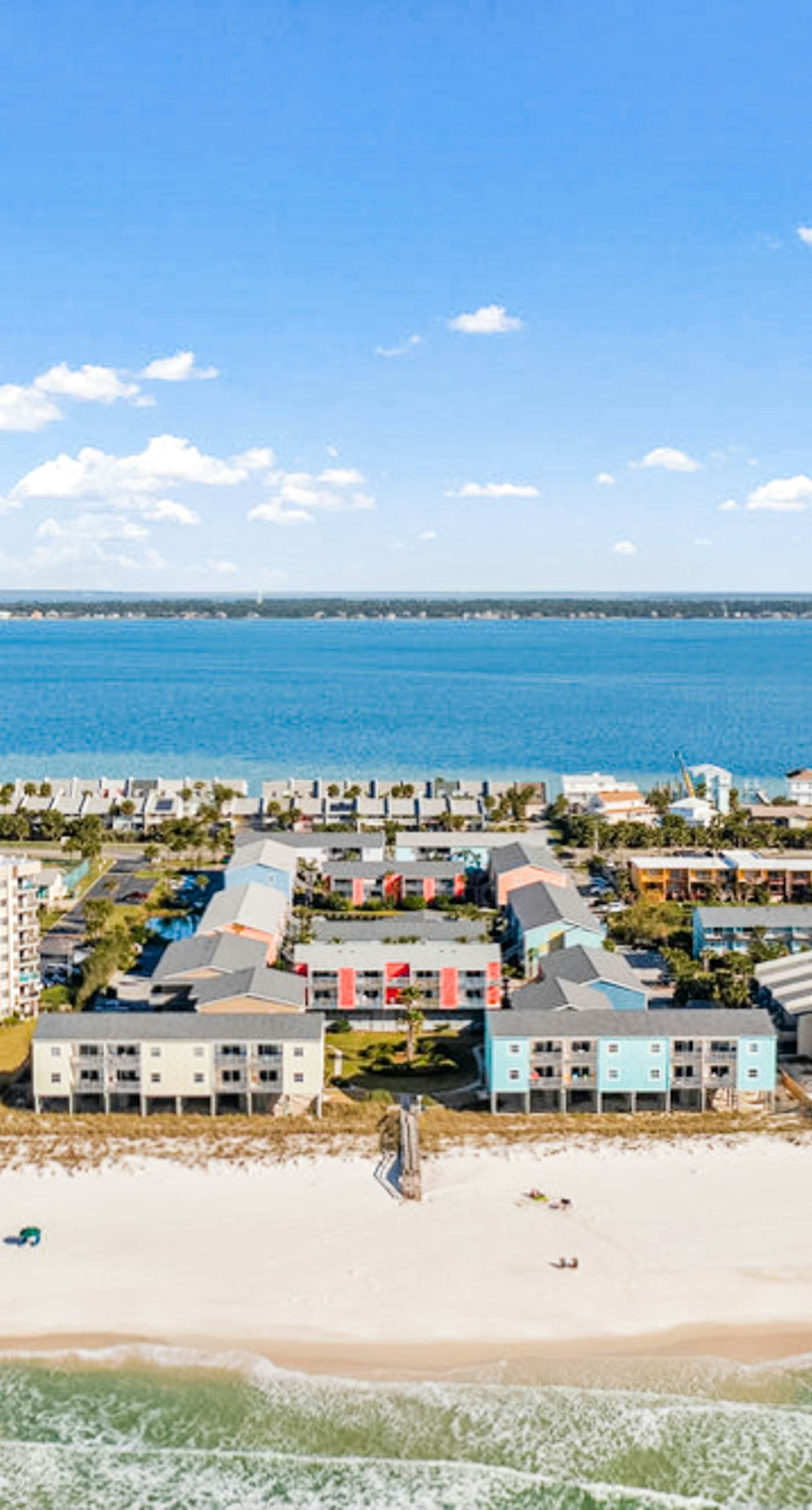 Lovely condo with private beach access - pool, private balcony & W/D